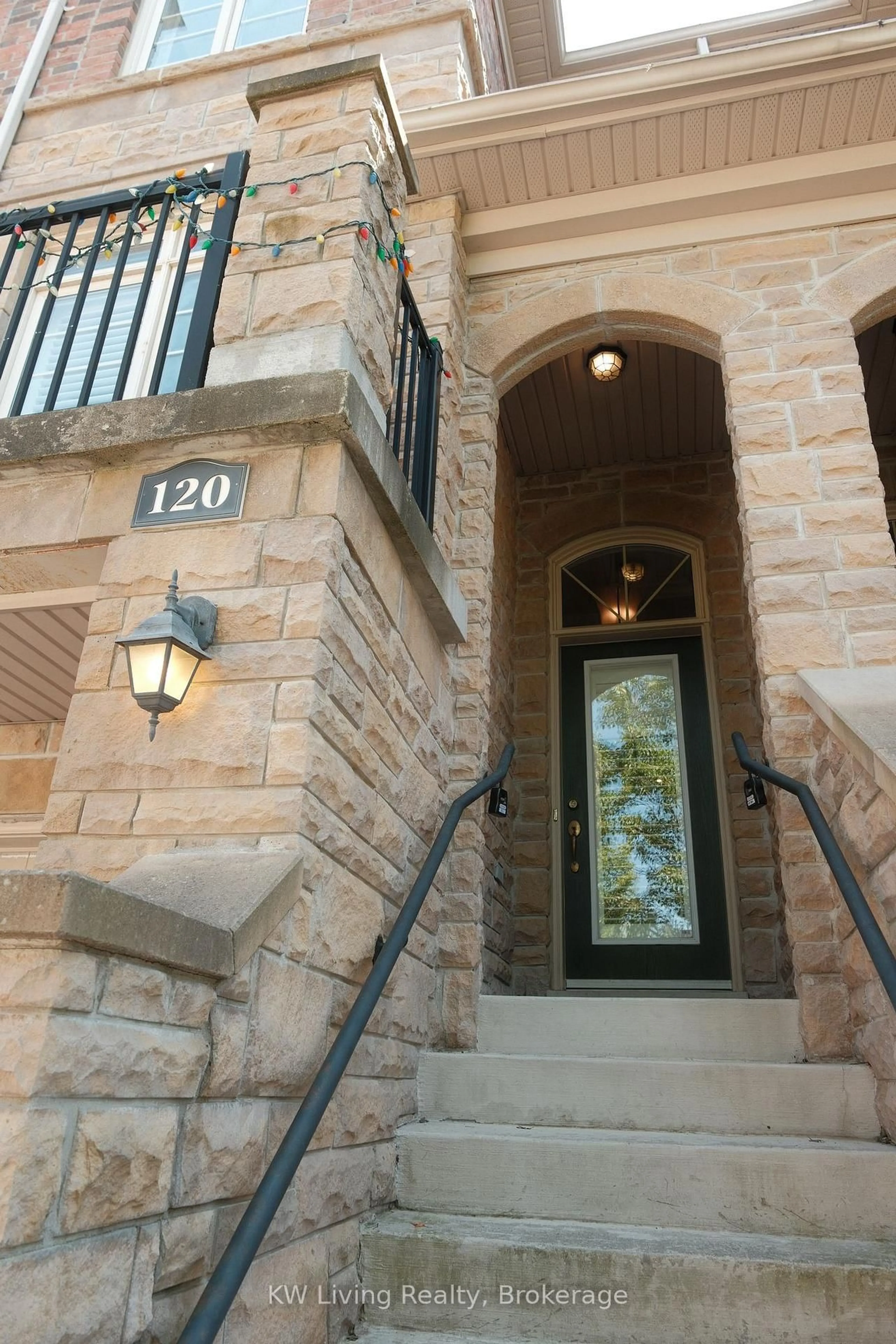 Indoor foyer for 120 Chapman Crt, Aurora Ontario L4G 0E2