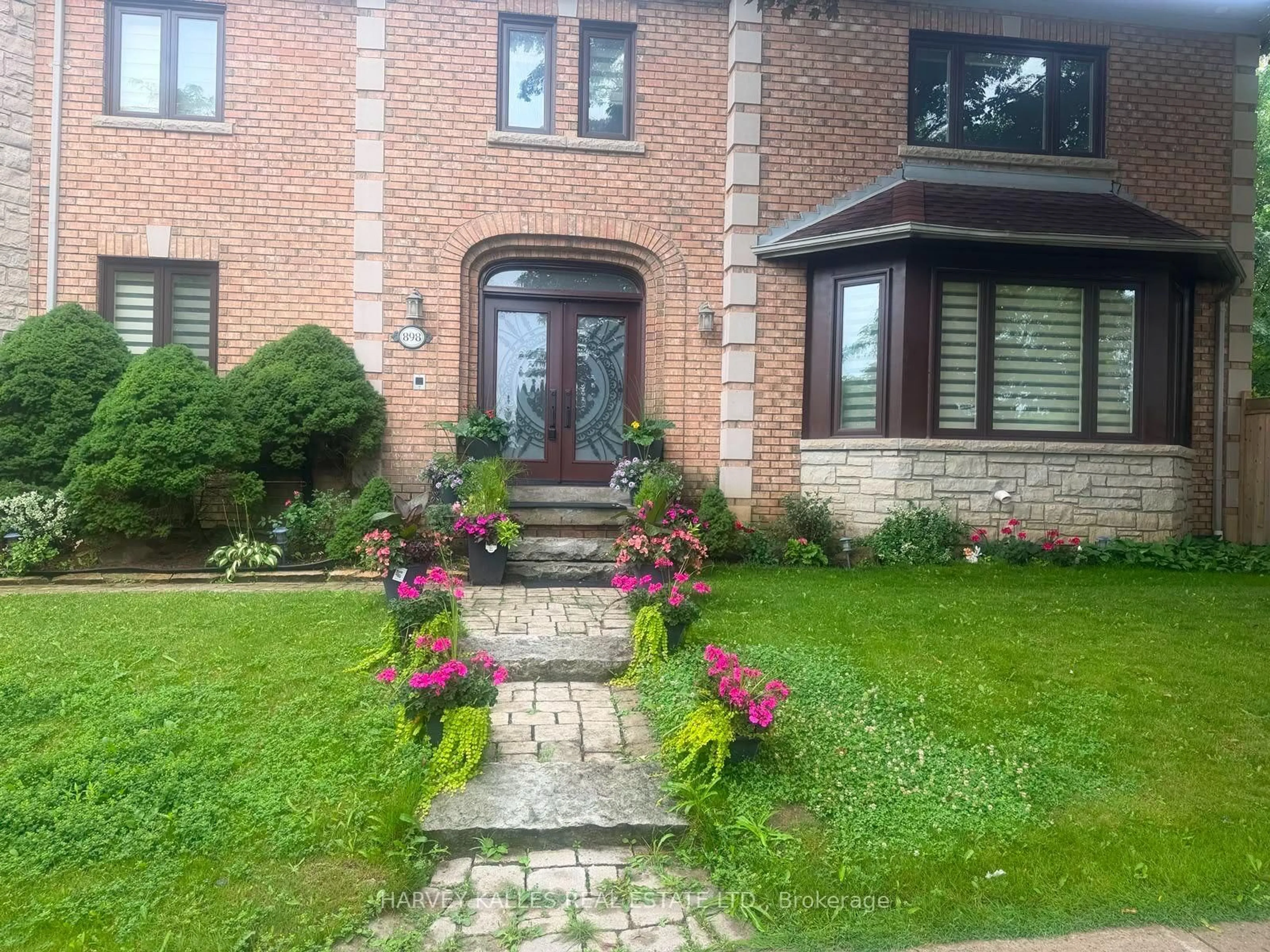 Home with brick exterior material, street for 898 Stonehaven Ave, Newmarket Ontario L3X 1K7