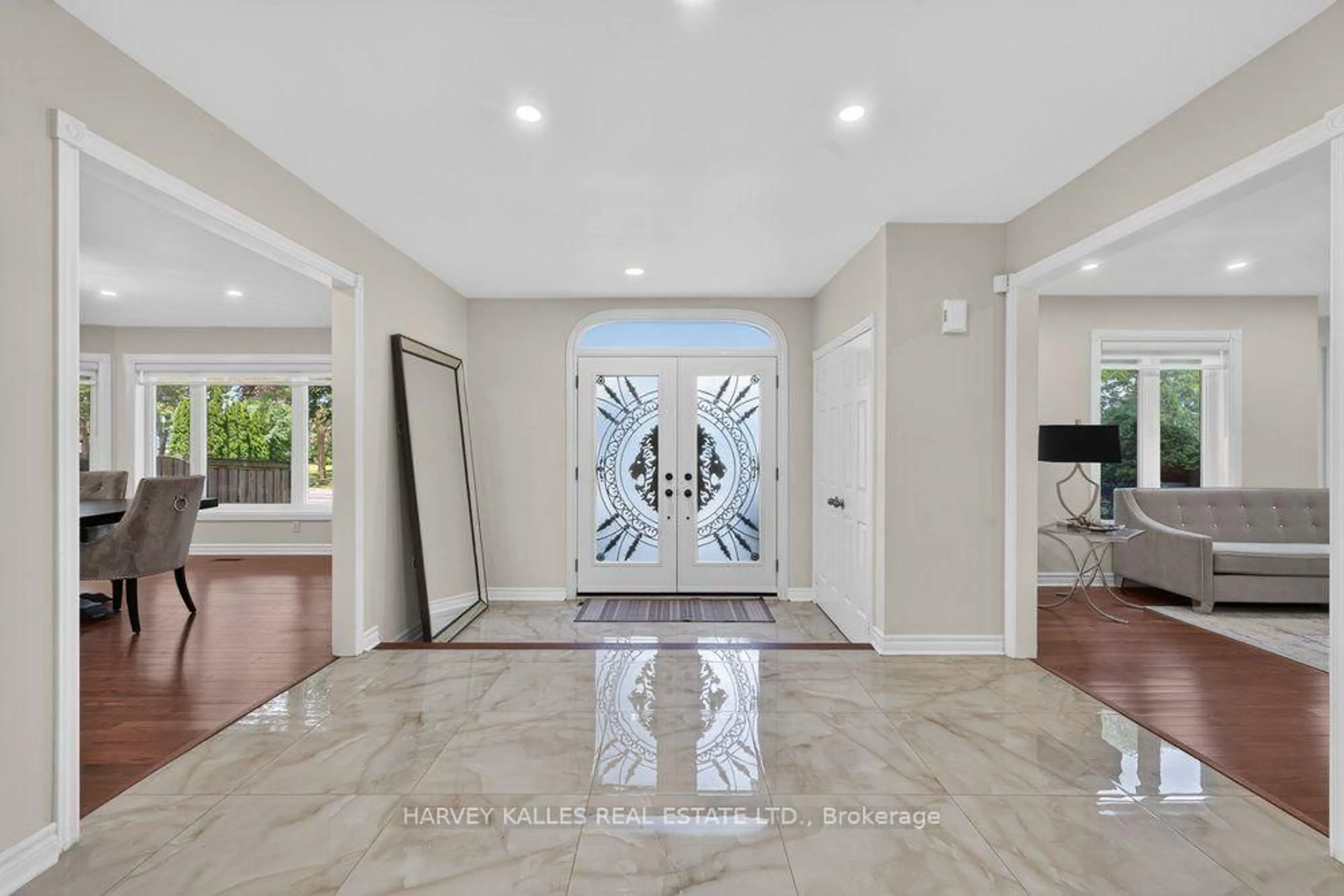 Indoor entryway for 898 Stonehaven Ave, Newmarket Ontario L3X 1K7