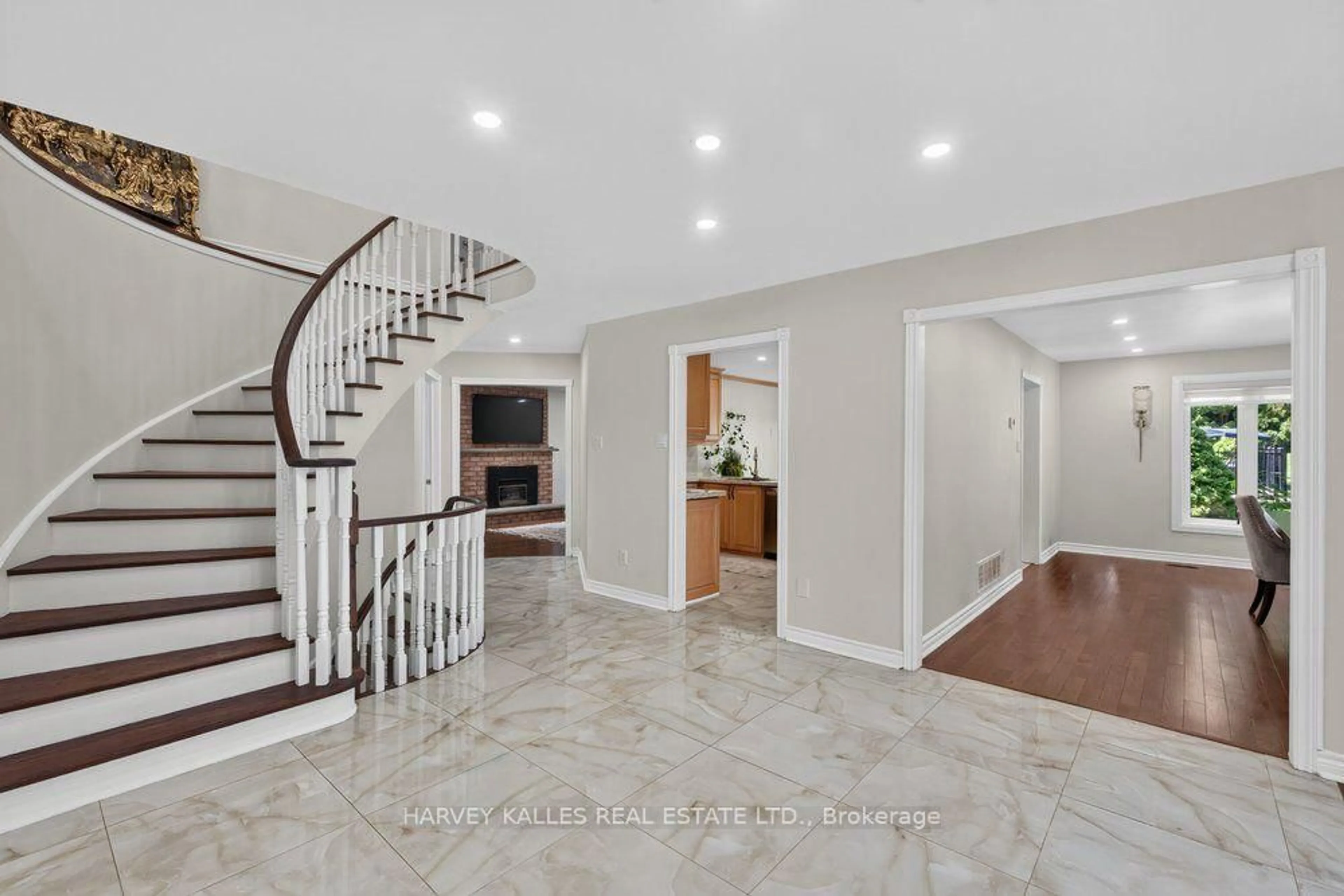 Indoor entryway for 898 Stonehaven Ave, Newmarket Ontario L3X 1K7