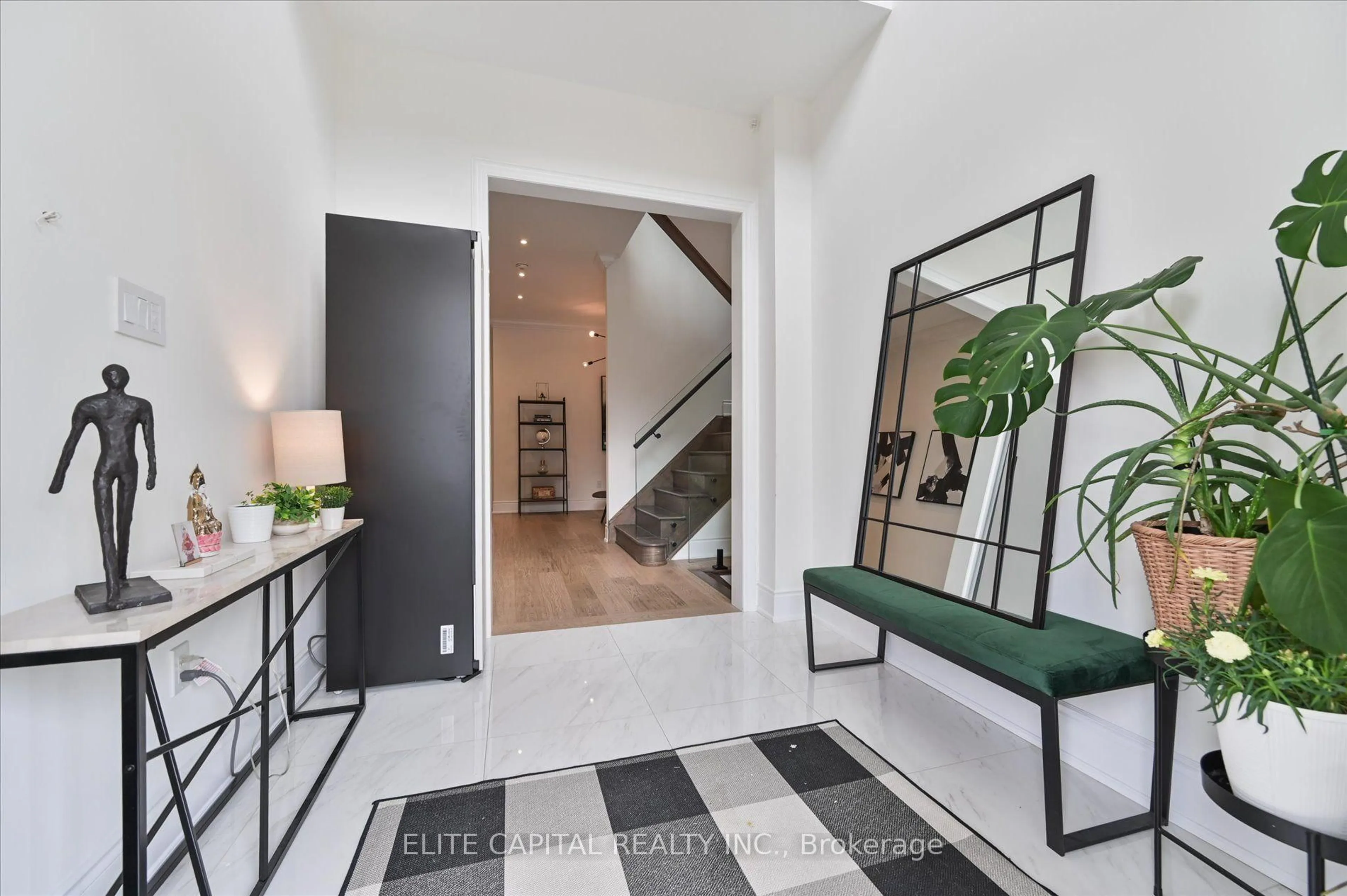 Indoor entryway for 8 GOLD CREEK St, Vaughan Ontario L4H 4R1