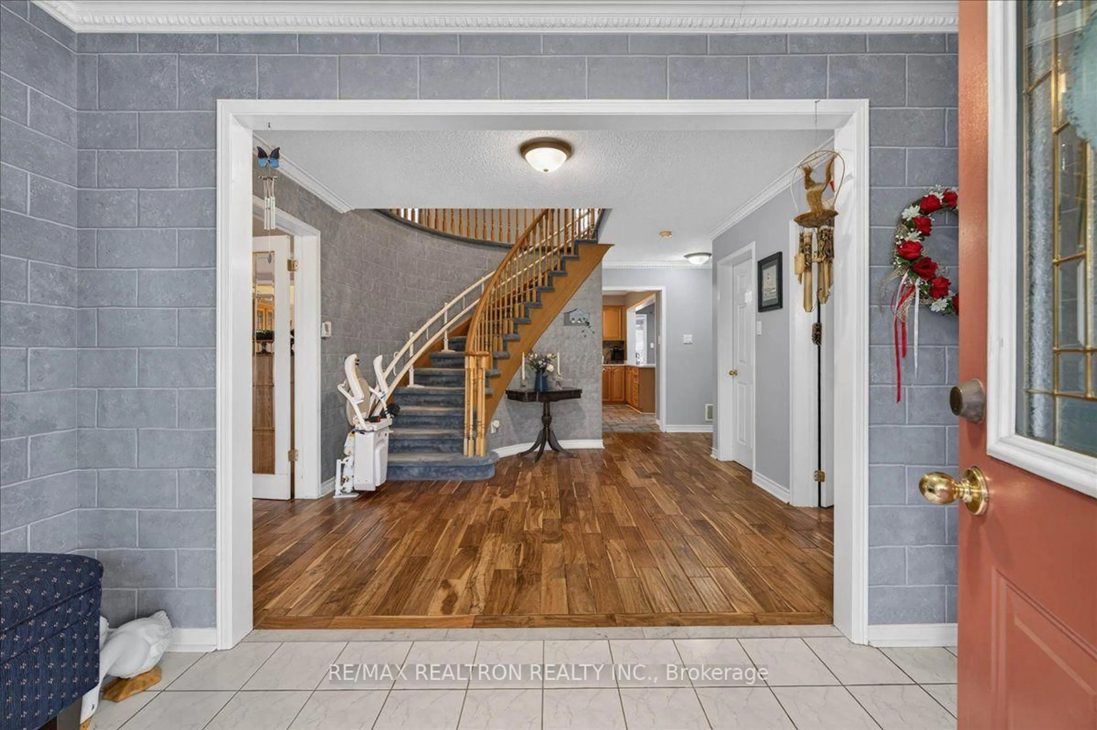 Indoor foyer for 2767 Shering Cres, Innisfil Ontario L9S 1G9