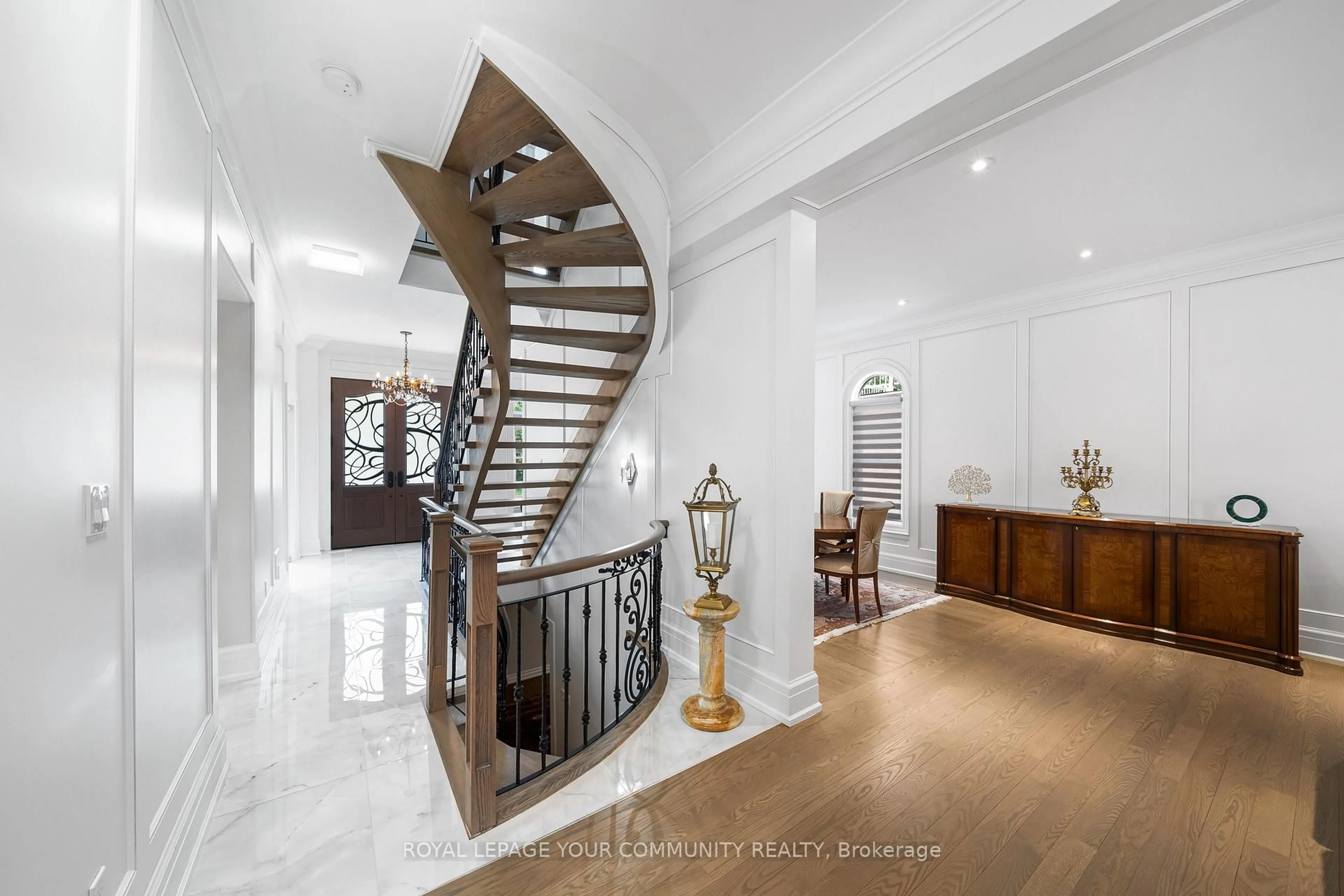 Indoor foyer for 42 Oatlands Cres, Richmond Hill Ontario L4C 9P2