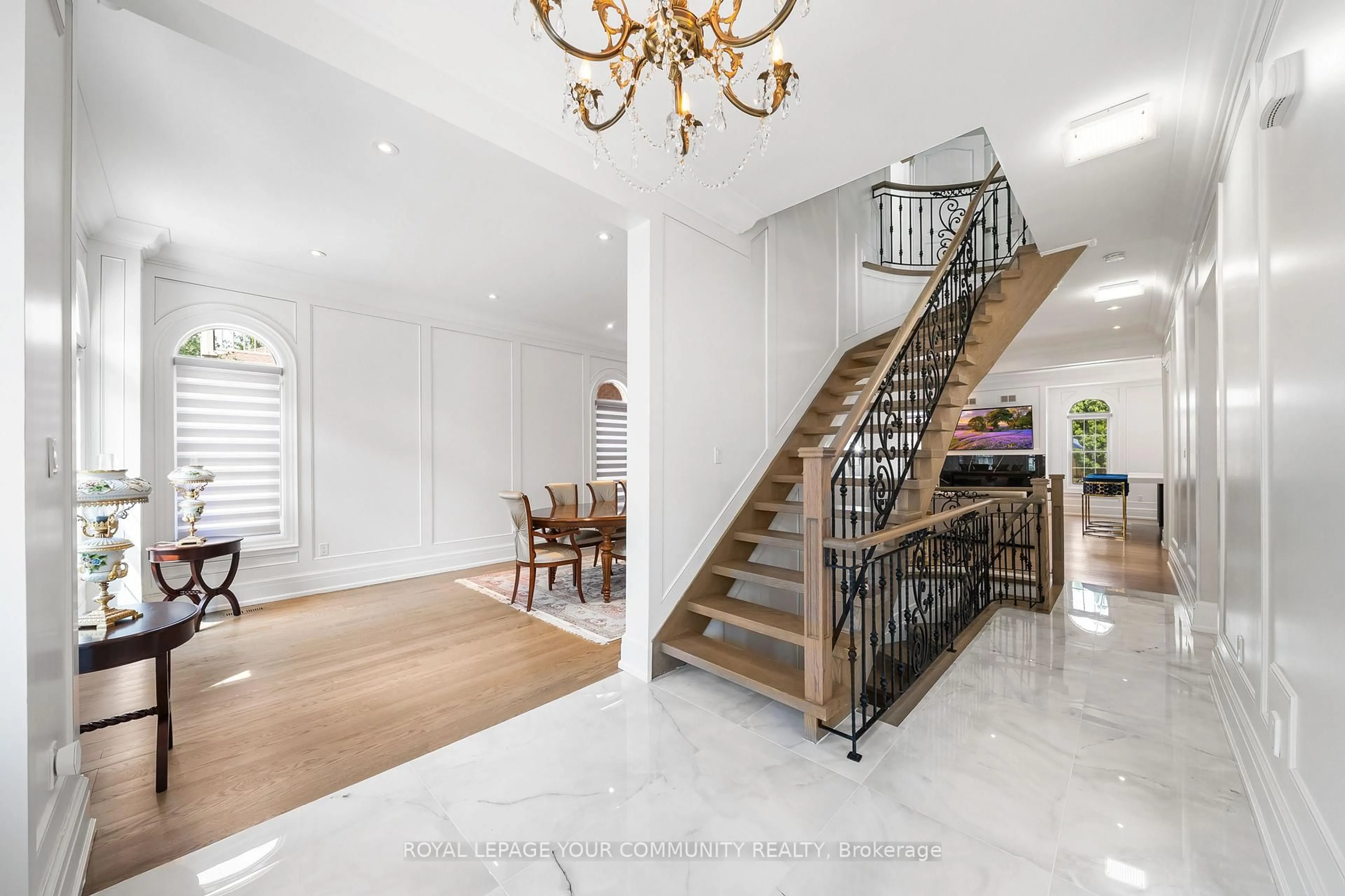 Indoor entryway for 42 Oatlands Cres, Richmond Hill Ontario L4C 9P2