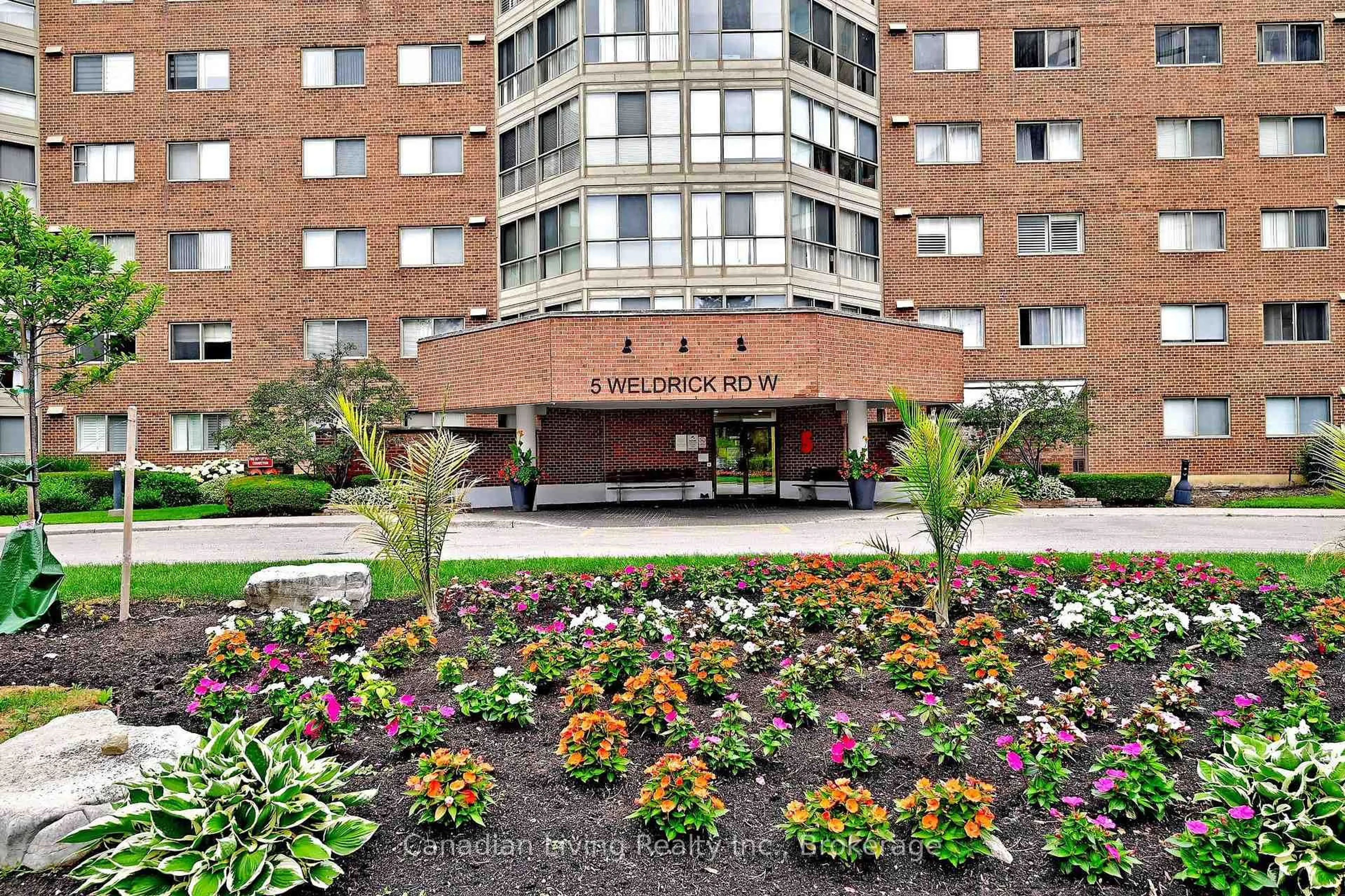 Patio, building for 5 Weldrick Rd #304, Richmond Hill Ontario L4C 8S9