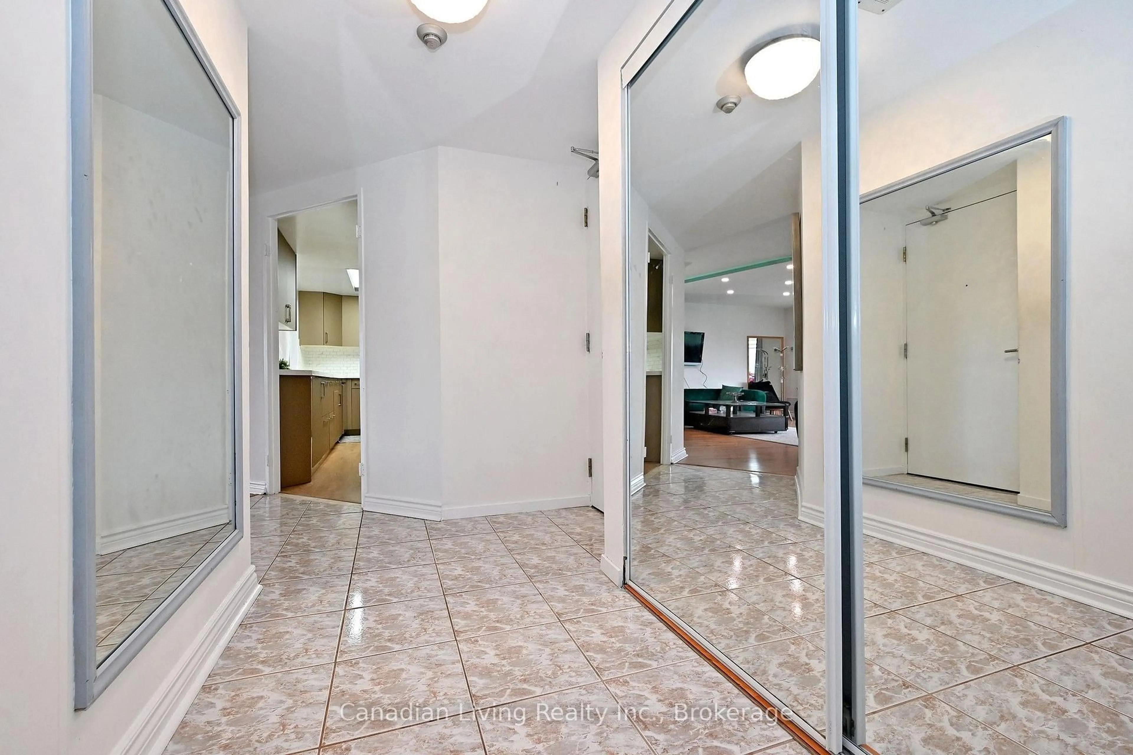 Indoor foyer for 5 Weldrick Rd #304, Richmond Hill Ontario L4C 8S9