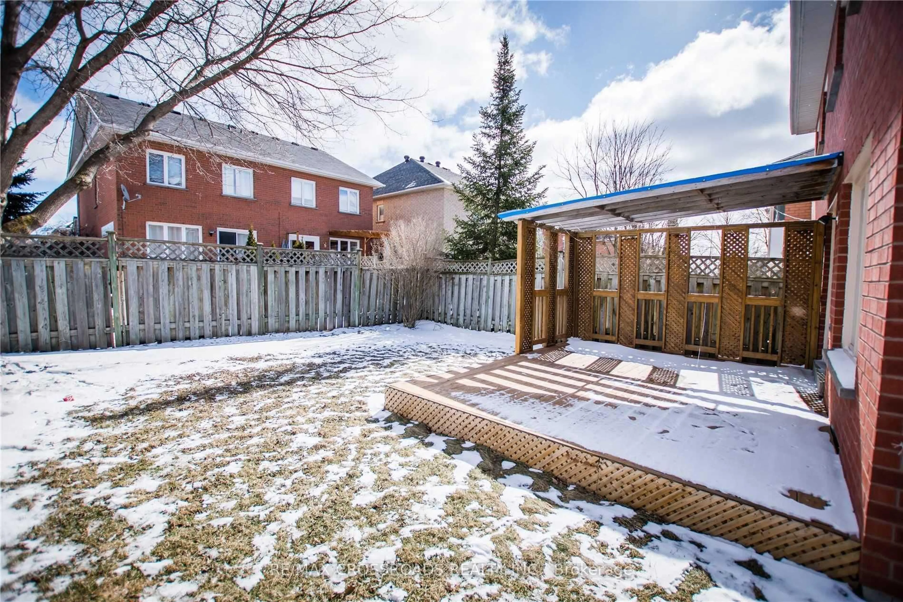 Patio, street for 50 Widdifield Ave, Newmarket Ontario L3X 1Z4