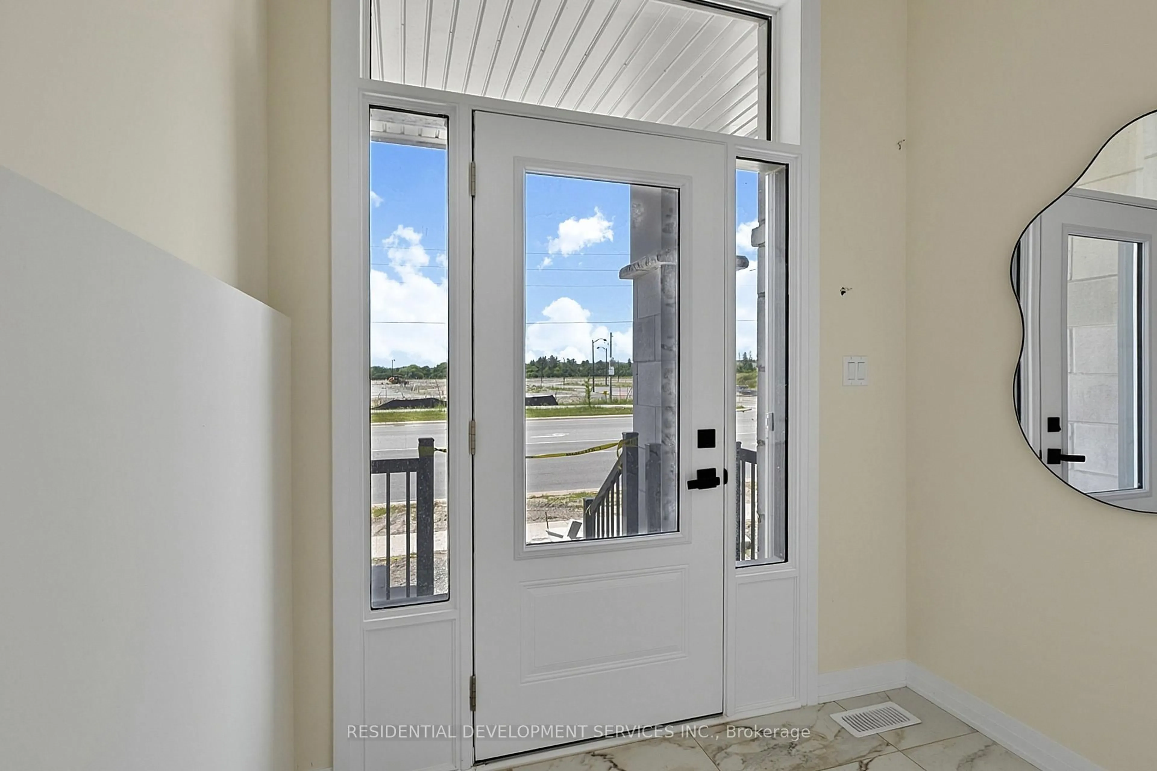 Indoor entryway for 11393 Leslie St, Richmond Hill Ontario L4S 0P3