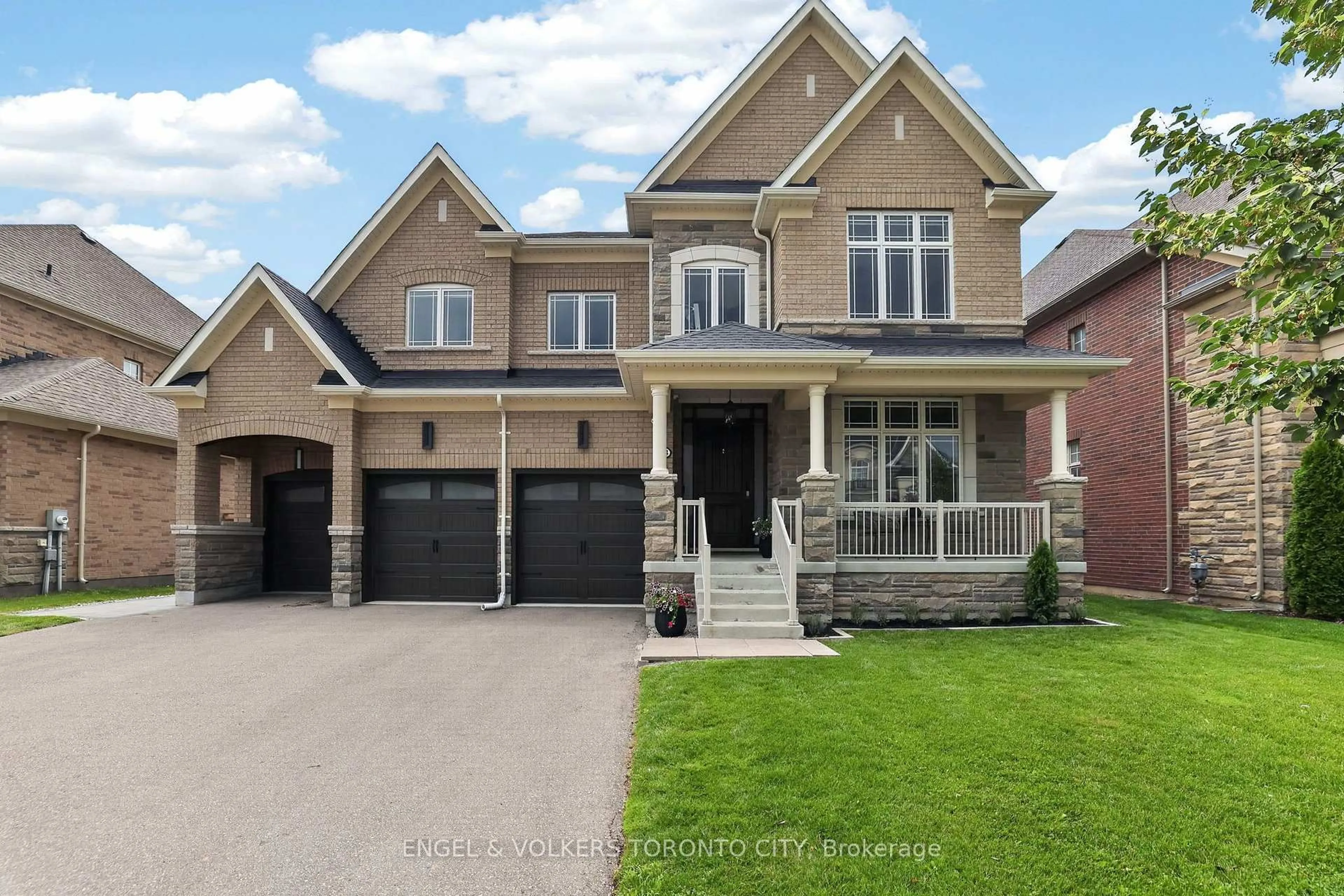 Home with brick exterior material, street for 14 Coppermine Crt, King Ontario L7B 0A5