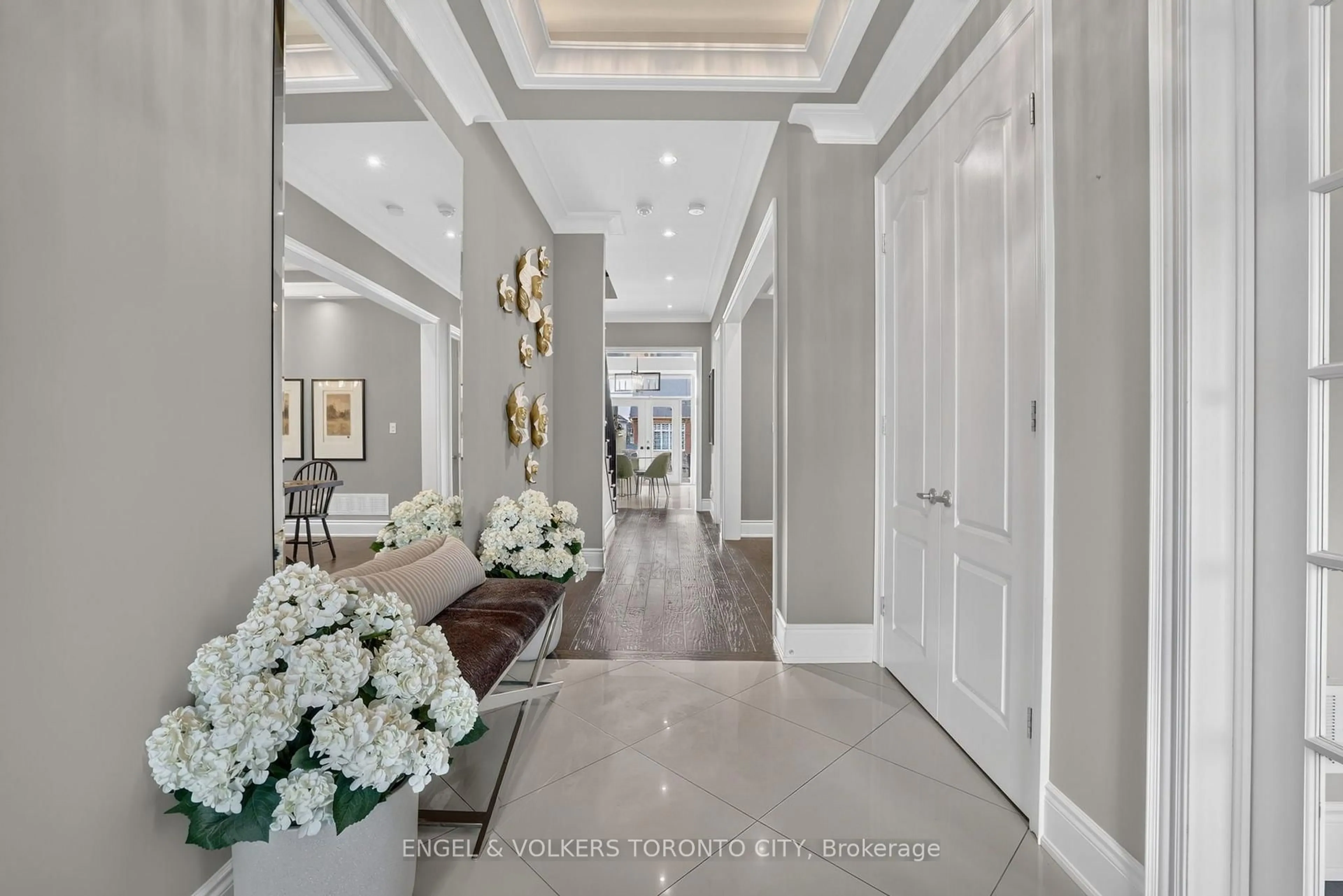 Indoor entryway for 14 Coppermine Crt, King Ontario L7B 0A5