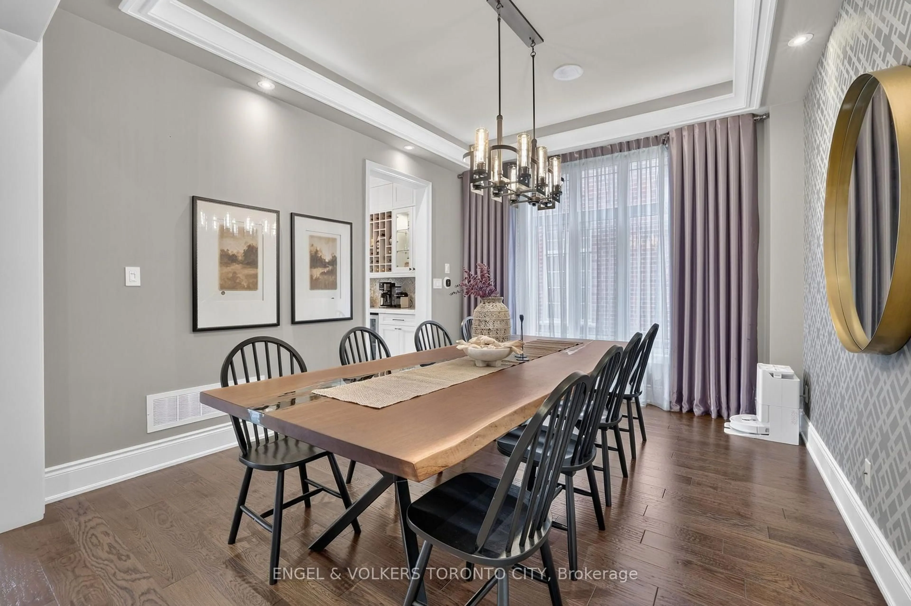 Dining room, wood/laminate floor for 14 Coppermine Crt, King Ontario L7B 0A5