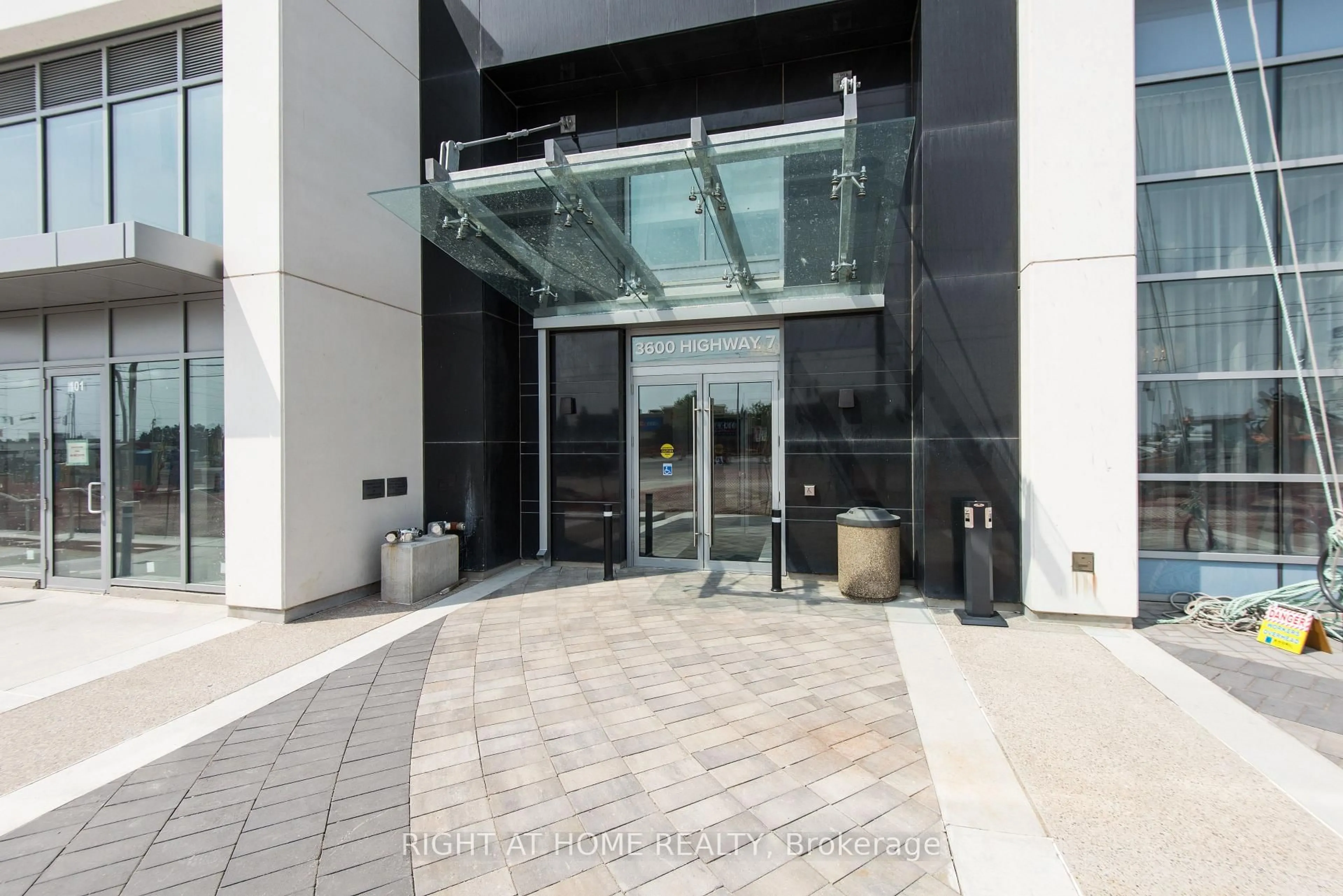 Indoor foyer for 3600 Highway 7 #329, Vaughan Ontario L4L 0G7