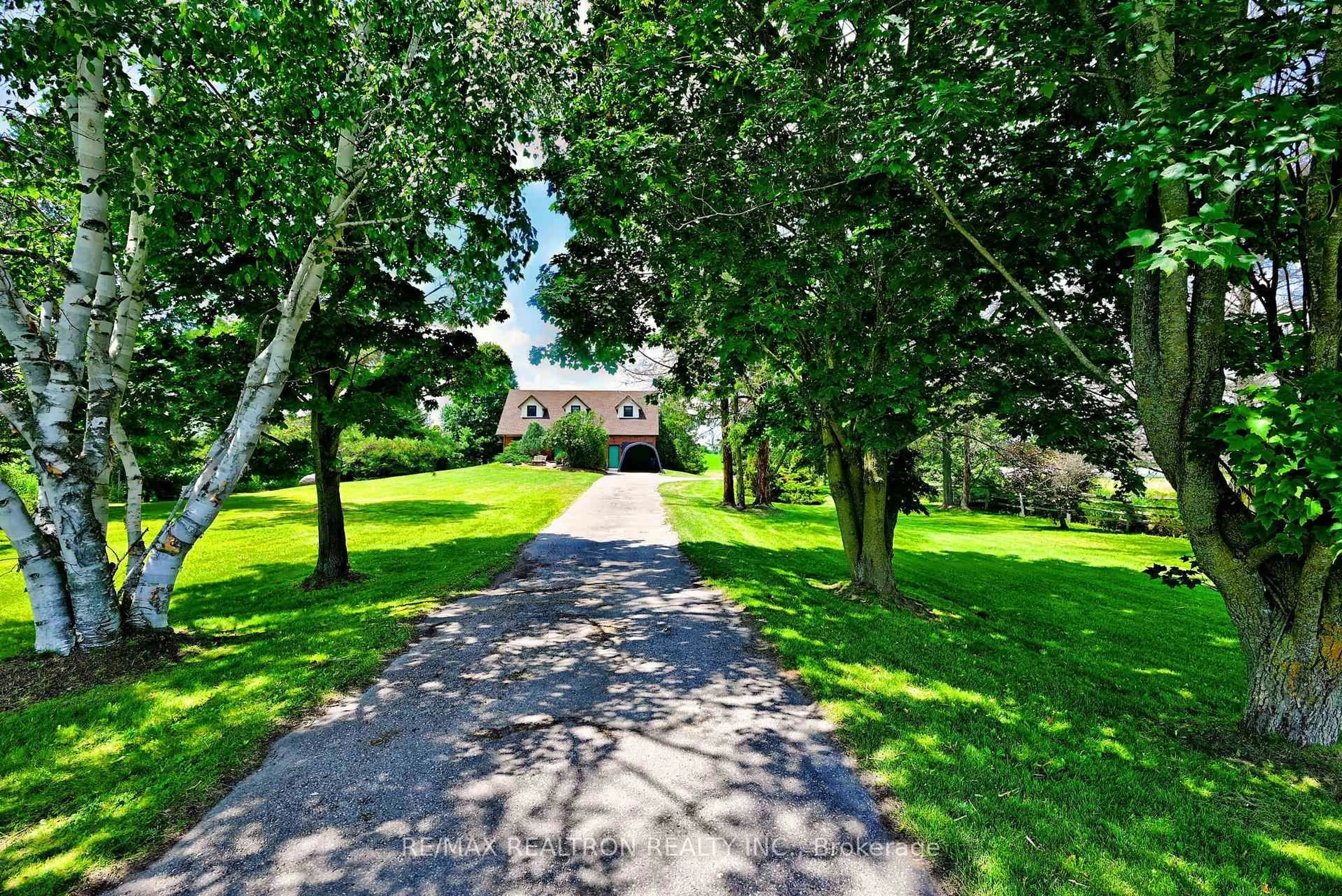 A pic from outside/outdoor area/front of a property/back of a property/a pic from drone, street for 20212 McCowan Rd, East Gwillimbury Ontario L0G 1M0
