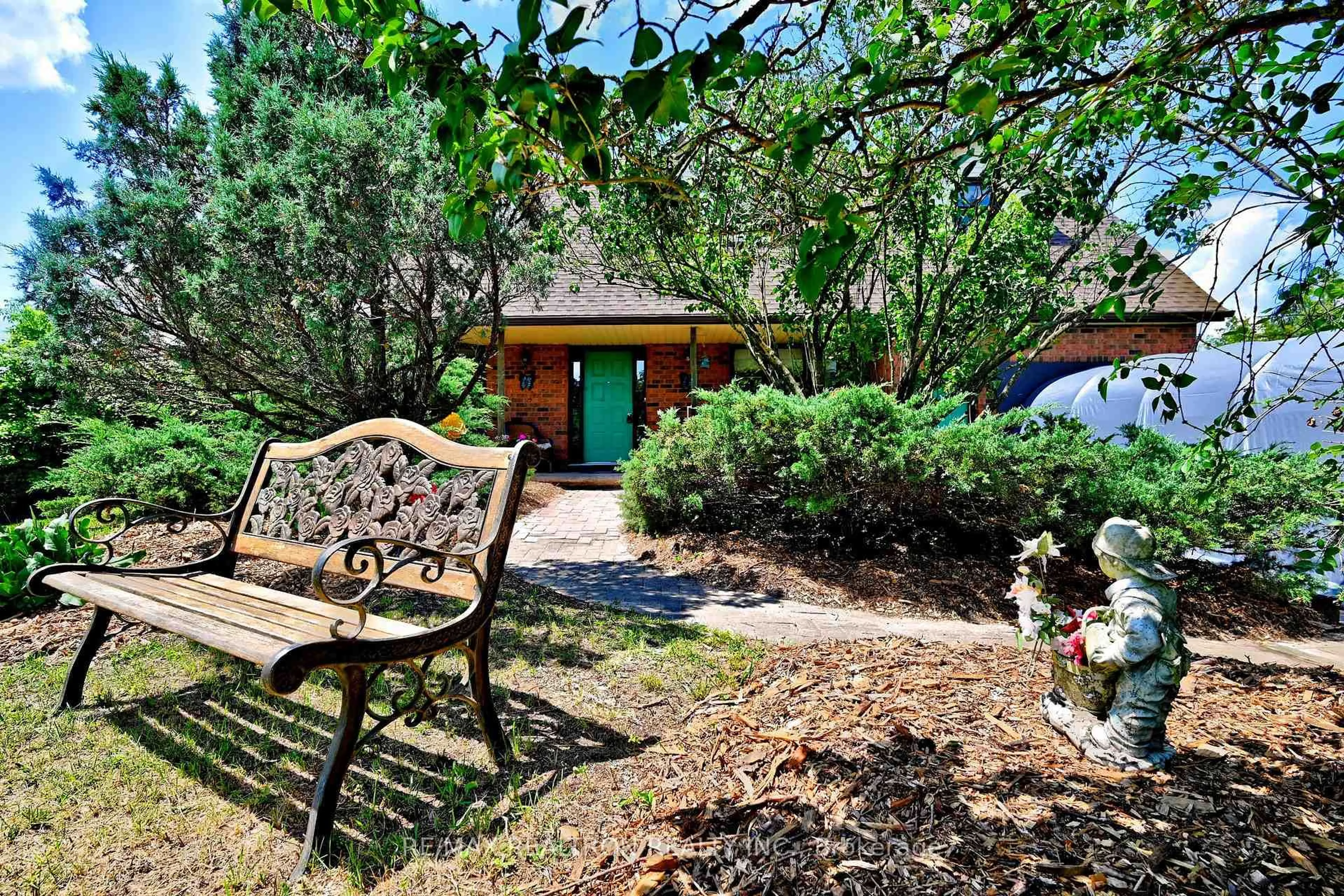 Patio, street for 20212 McCowan Rd, East Gwillimbury Ontario L0G 1M0