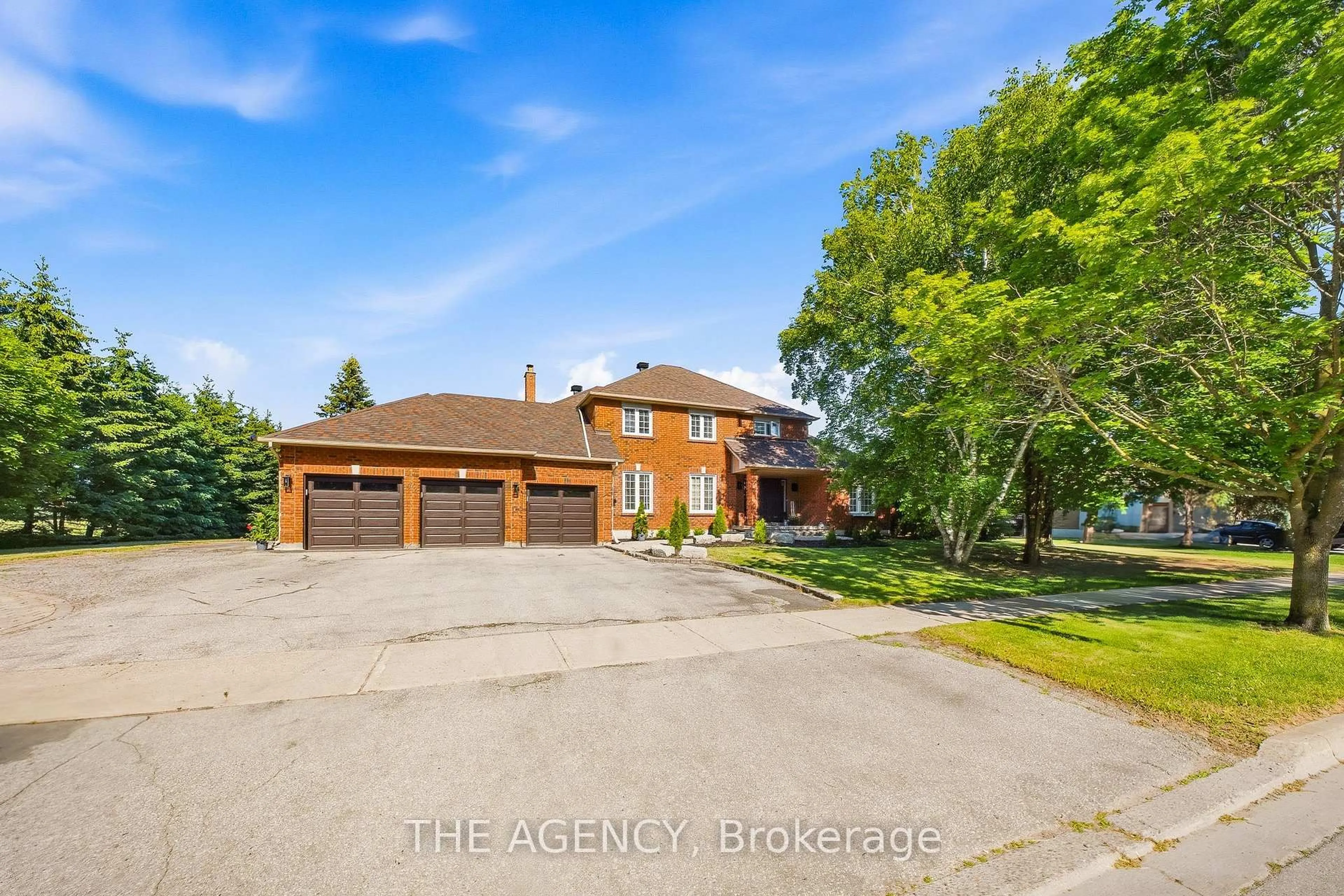 A pic from outside/outdoor area/front of a property/back of a property/a pic from drone, street for 92 Russell Snider Dr, King Ontario L0G 1N0
