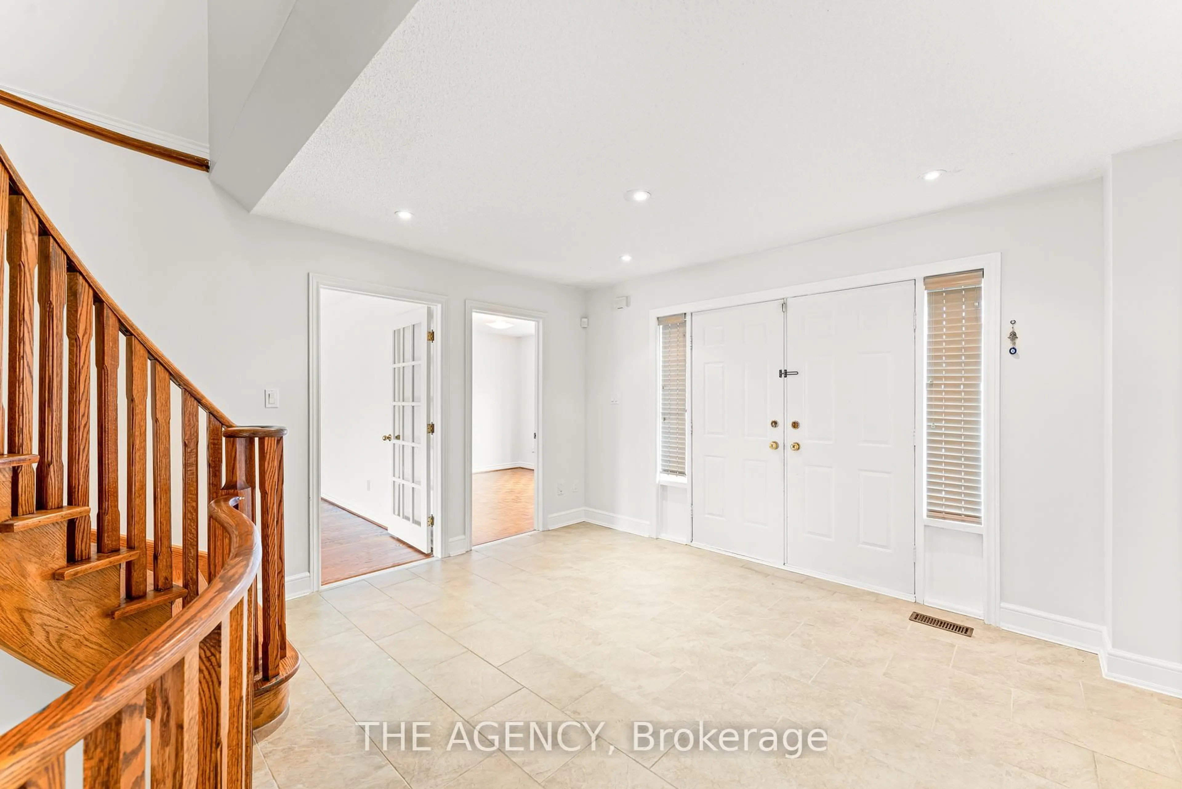 Indoor foyer for 92 Russell Snider Dr, King Ontario L0G 1N0