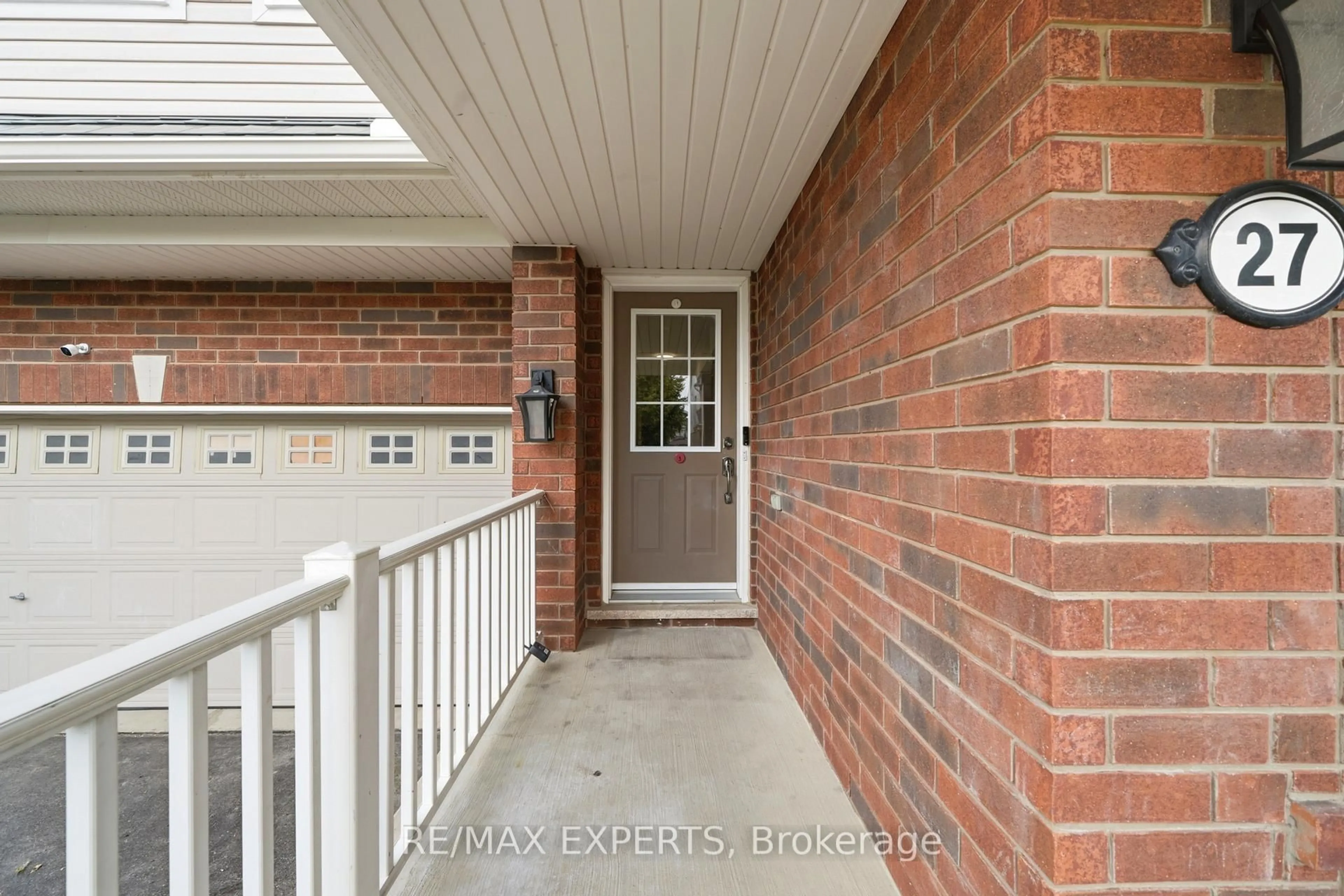 Indoor entryway for 27 Kidd Cres, New Tecumseth Ontario L9R 0C8