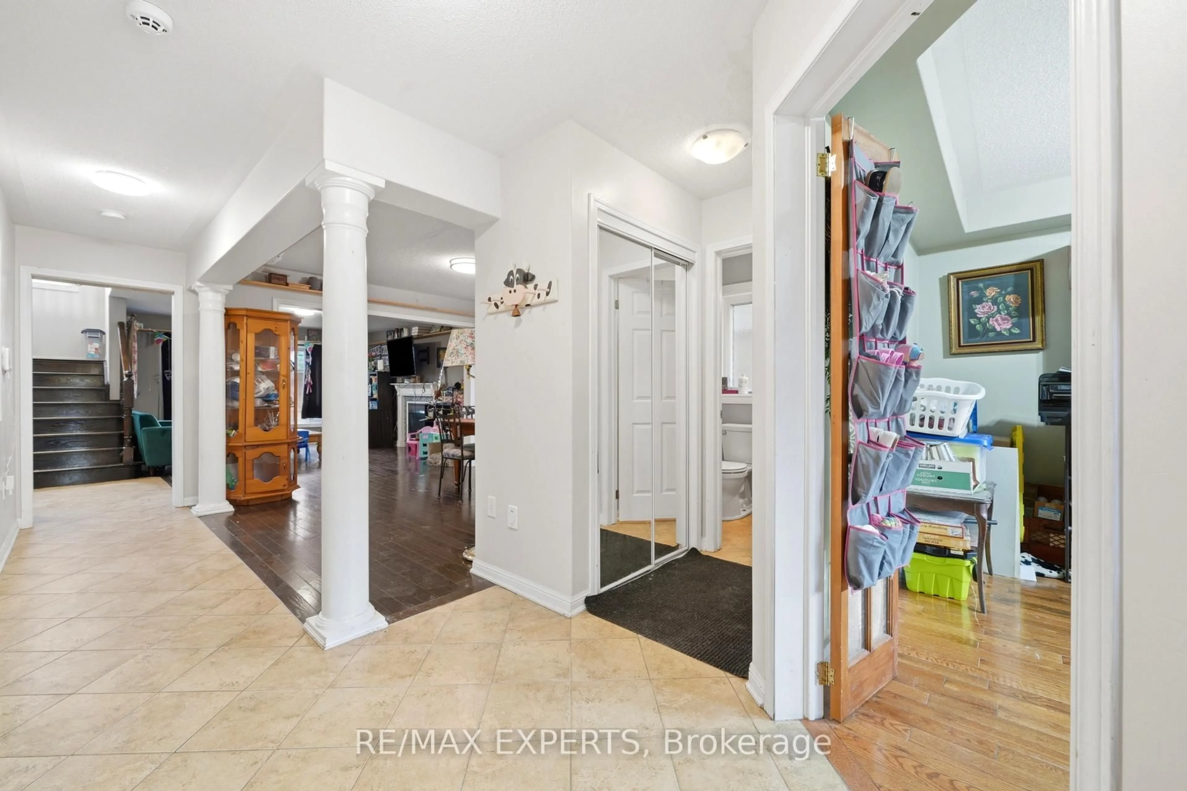 Indoor entryway for 27 Kidd Cres, New Tecumseth Ontario L9R 0C8
