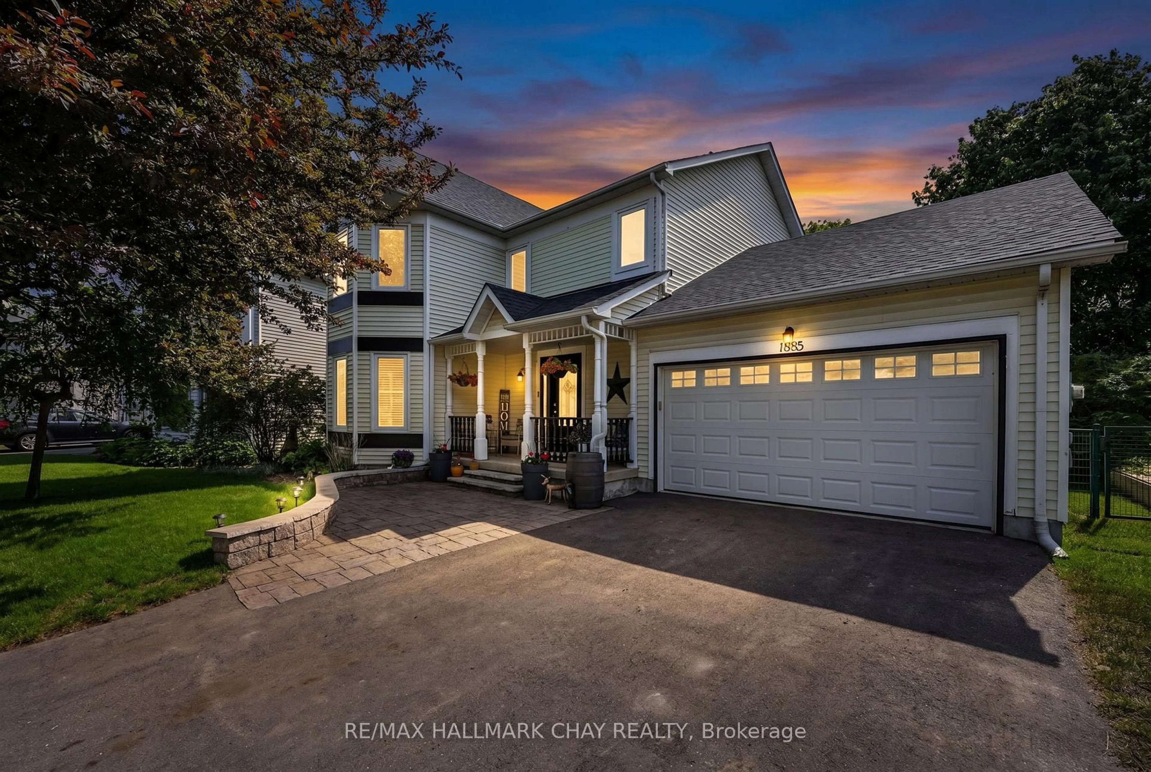 Home with vinyl exterior material, street for 1885 Applewood Ave, Innisfil Ontario L9S 1W2