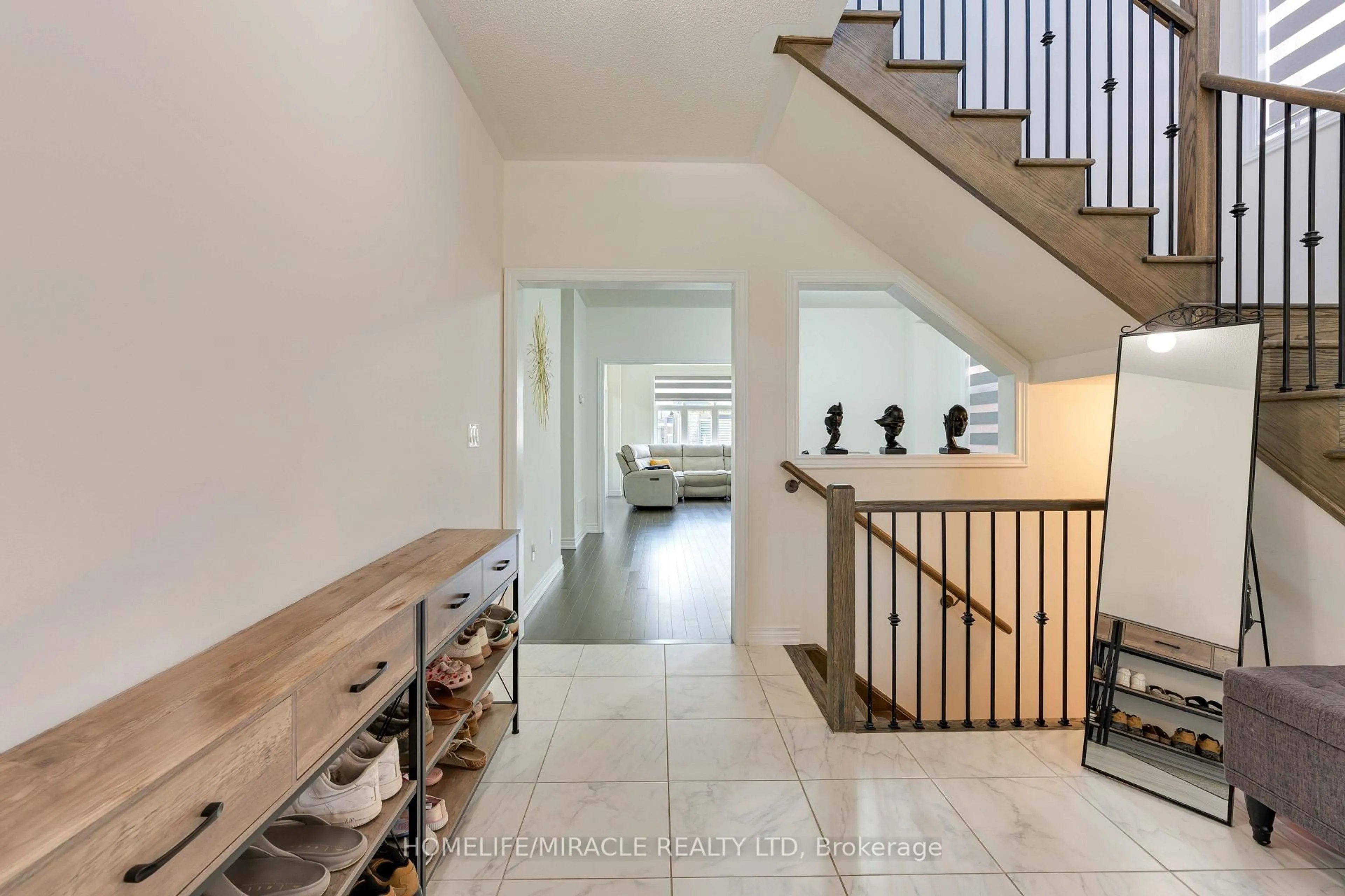 Indoor entryway for 1429 Davis Loop, Innisfil Ontario L0L 1W0