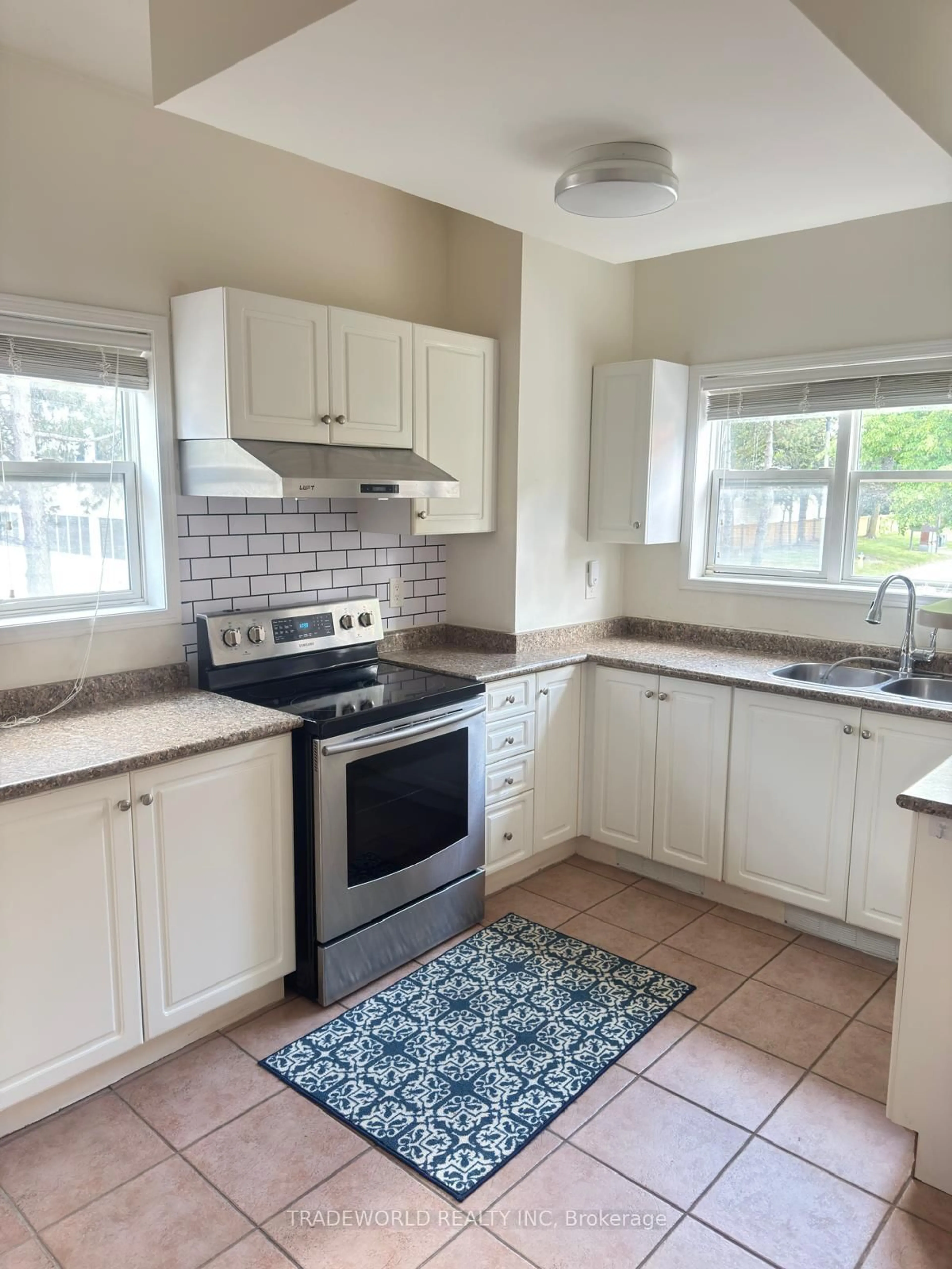 Standard kitchen, ceramic/tile floor for 1 Maple Park Way, Markham Ontario L6G 1C5