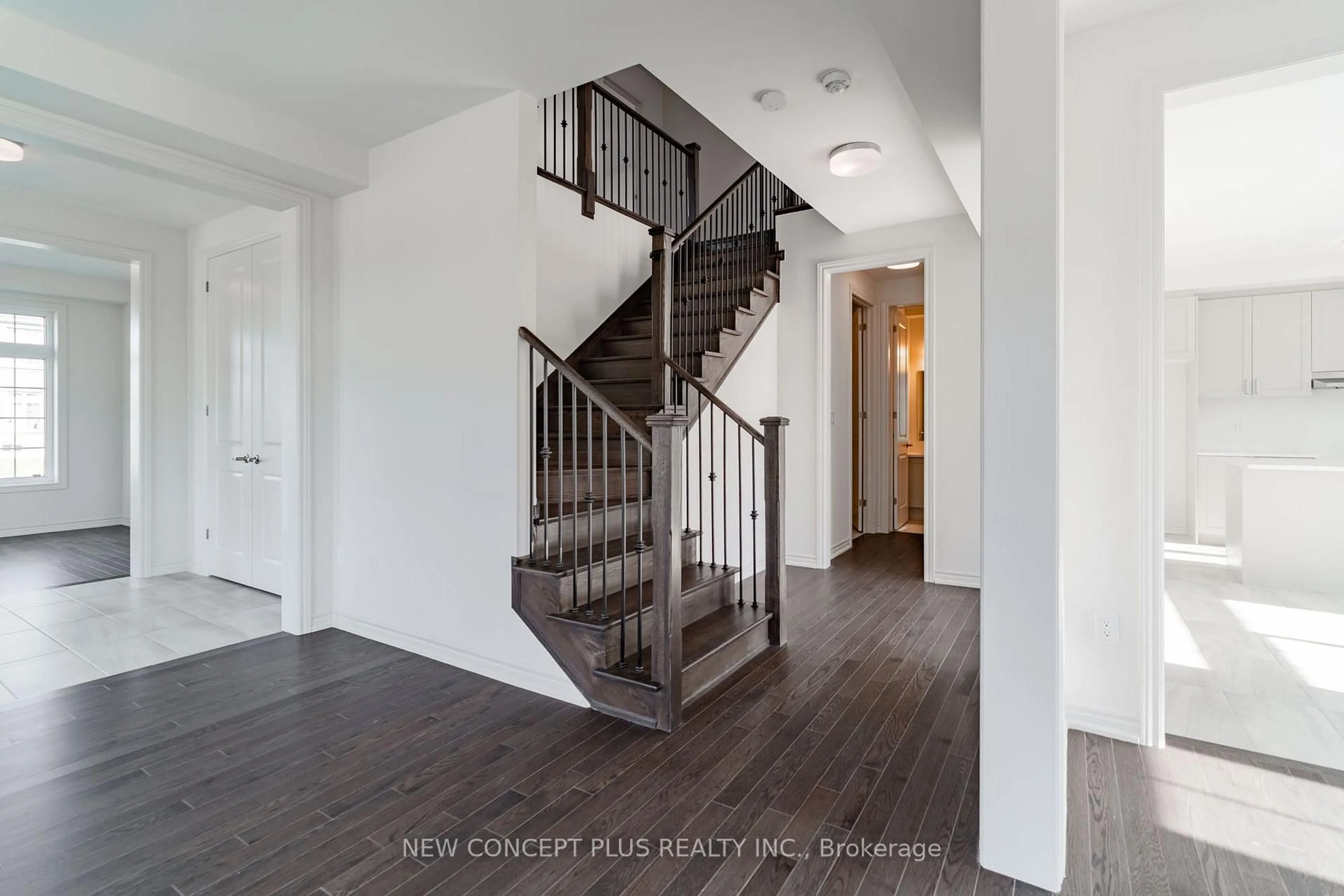 Indoor entryway for 1 Humingbird Grve, Adjala-Tosorontio Ontario L0G 1W0