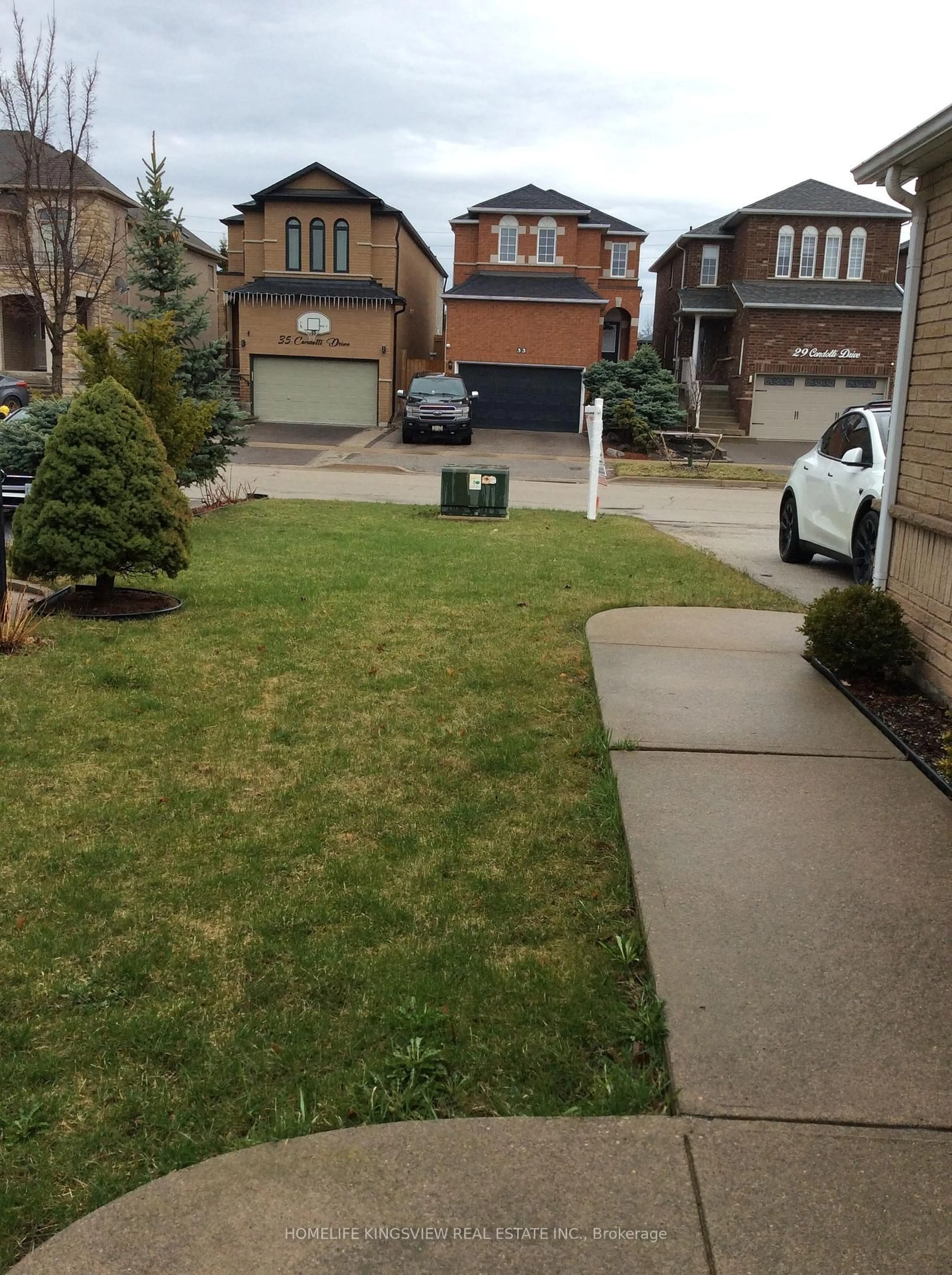 A pic from outside/outdoor area/front of a property/back of a property/a pic from drone, street for 30 Condotti Dr, Vaughan Ontario L4H 2C8