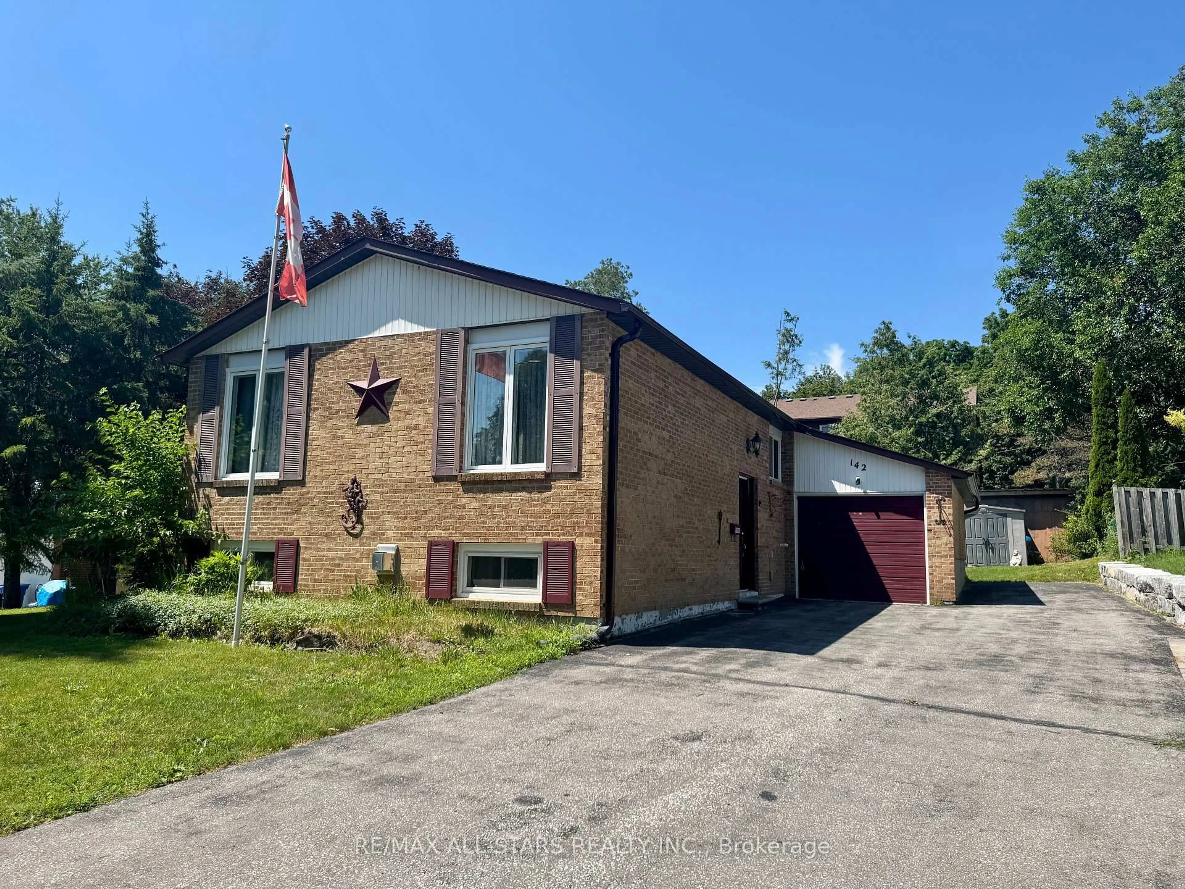 A pic from outside/outdoor area/front of a property/back of a property/a pic from drone, unknown for 142 Parkview Rd, Georgina Ontario L4P 2J7