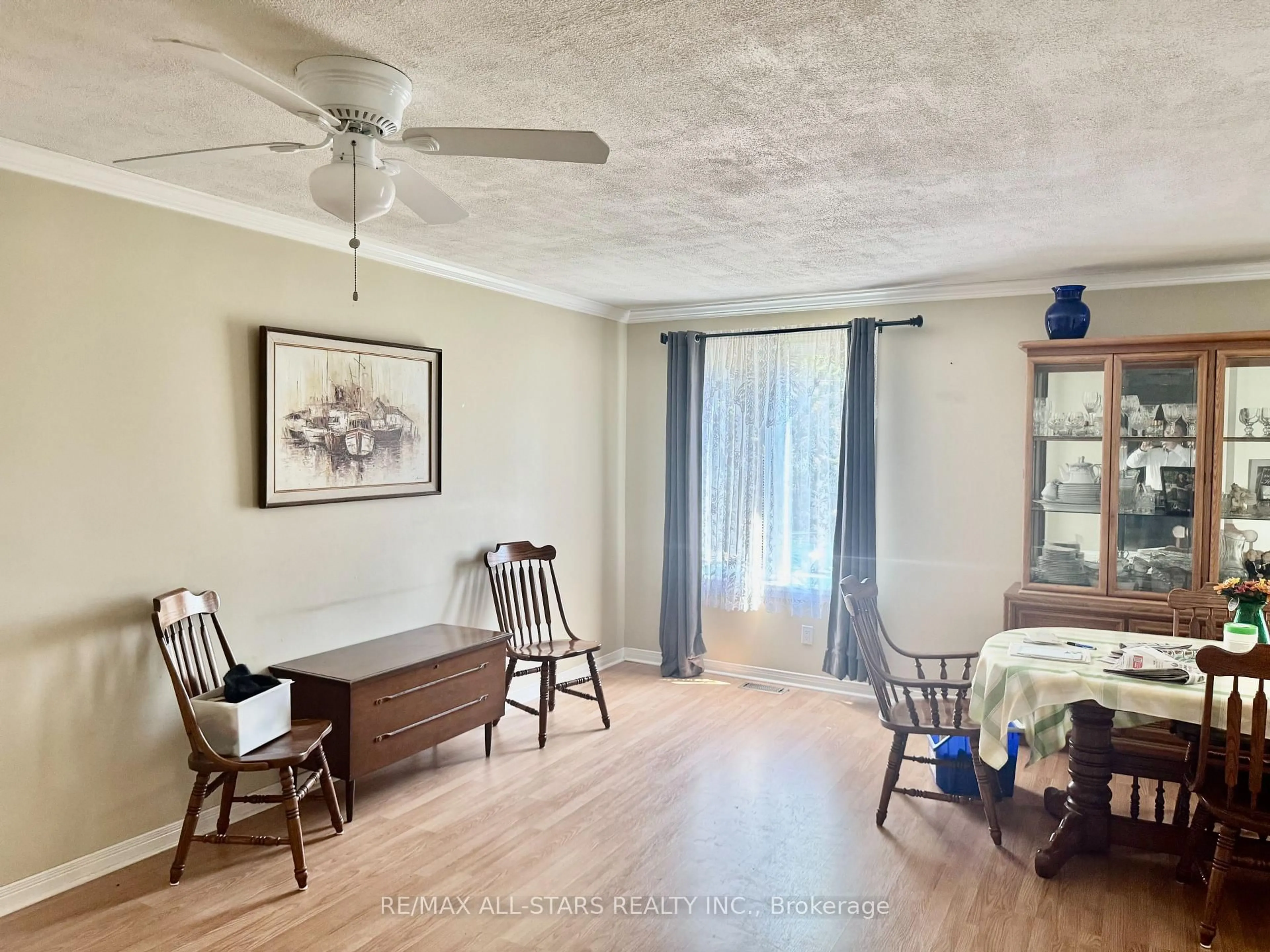 A pic of a room for 142 Parkview Rd, Georgina Ontario L4P 2J7