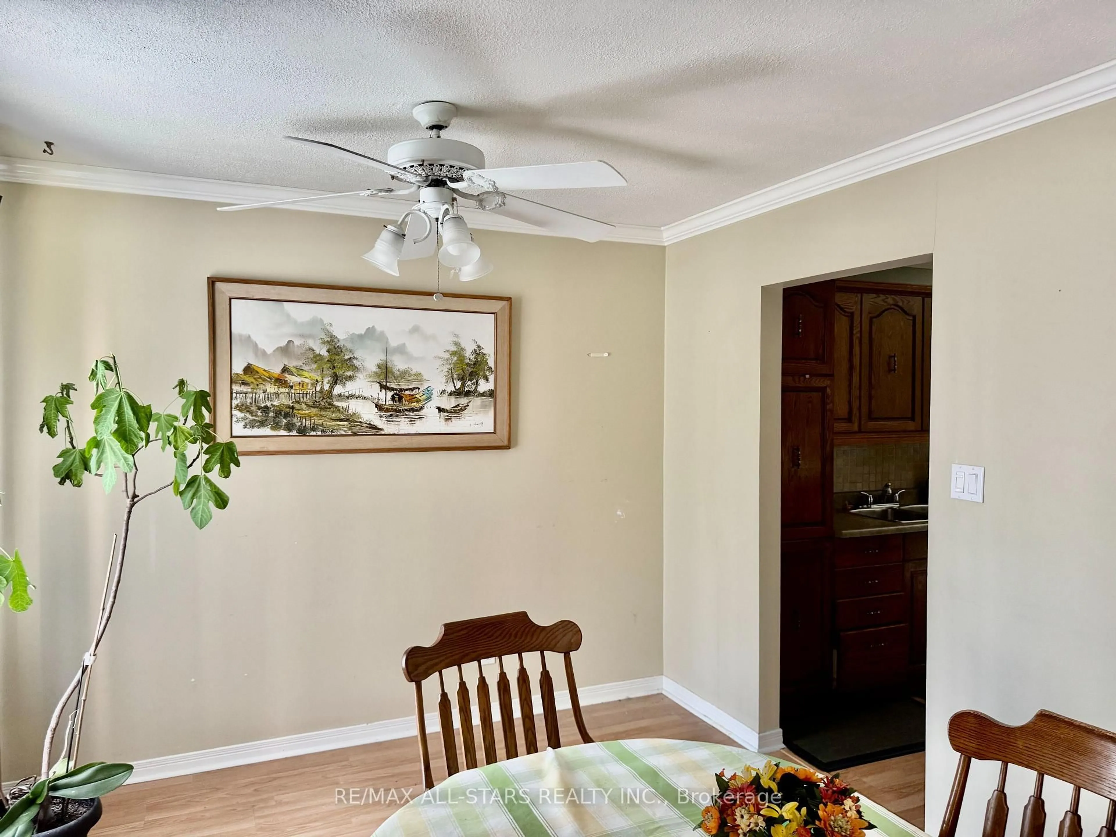 Dining room, wood/laminate floor for 142 Parkview Rd, Georgina Ontario L4P 2J7