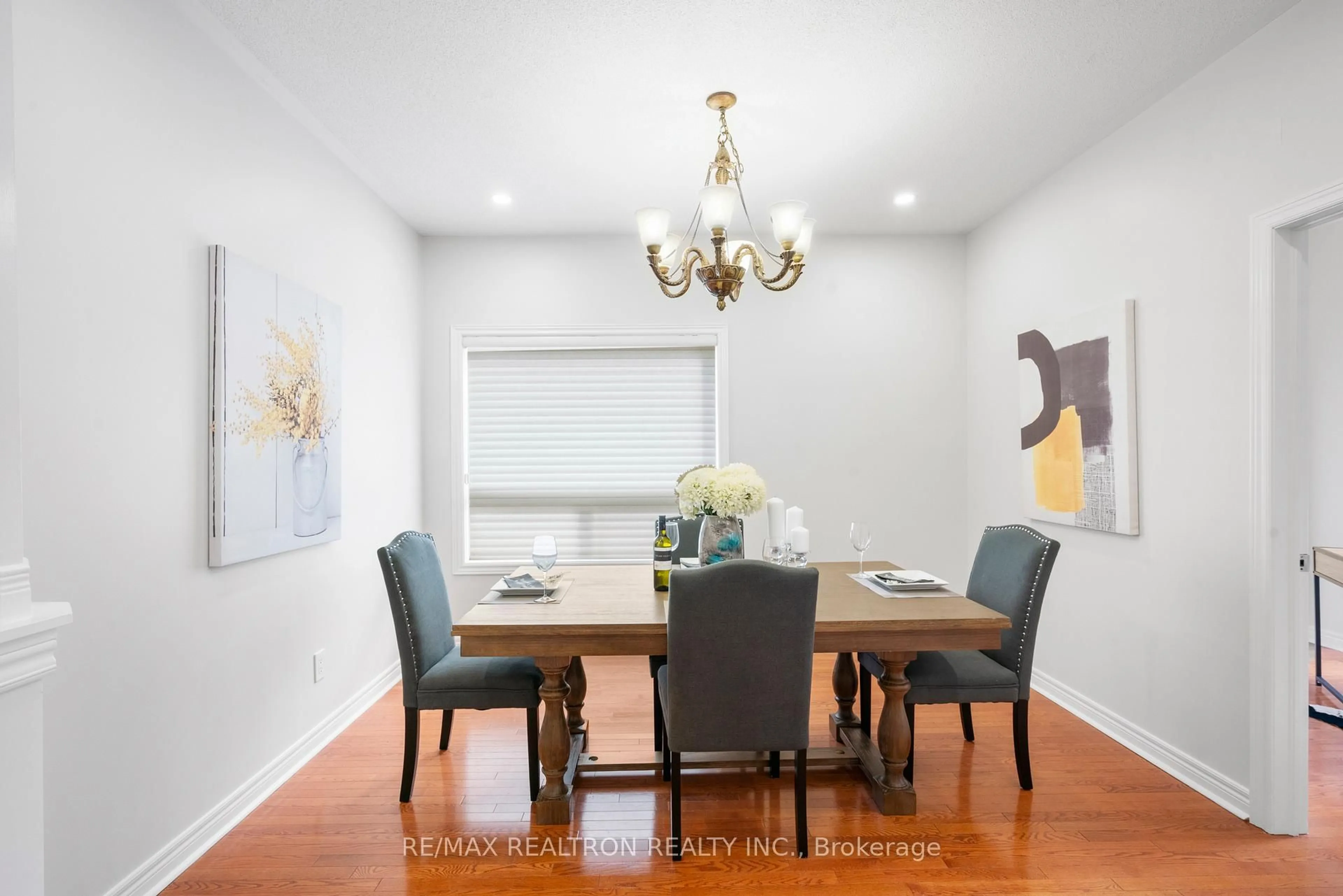 Dining room, wood/laminate floor for 91 Gateway Dr, Aurora Ontario L4G 7S5