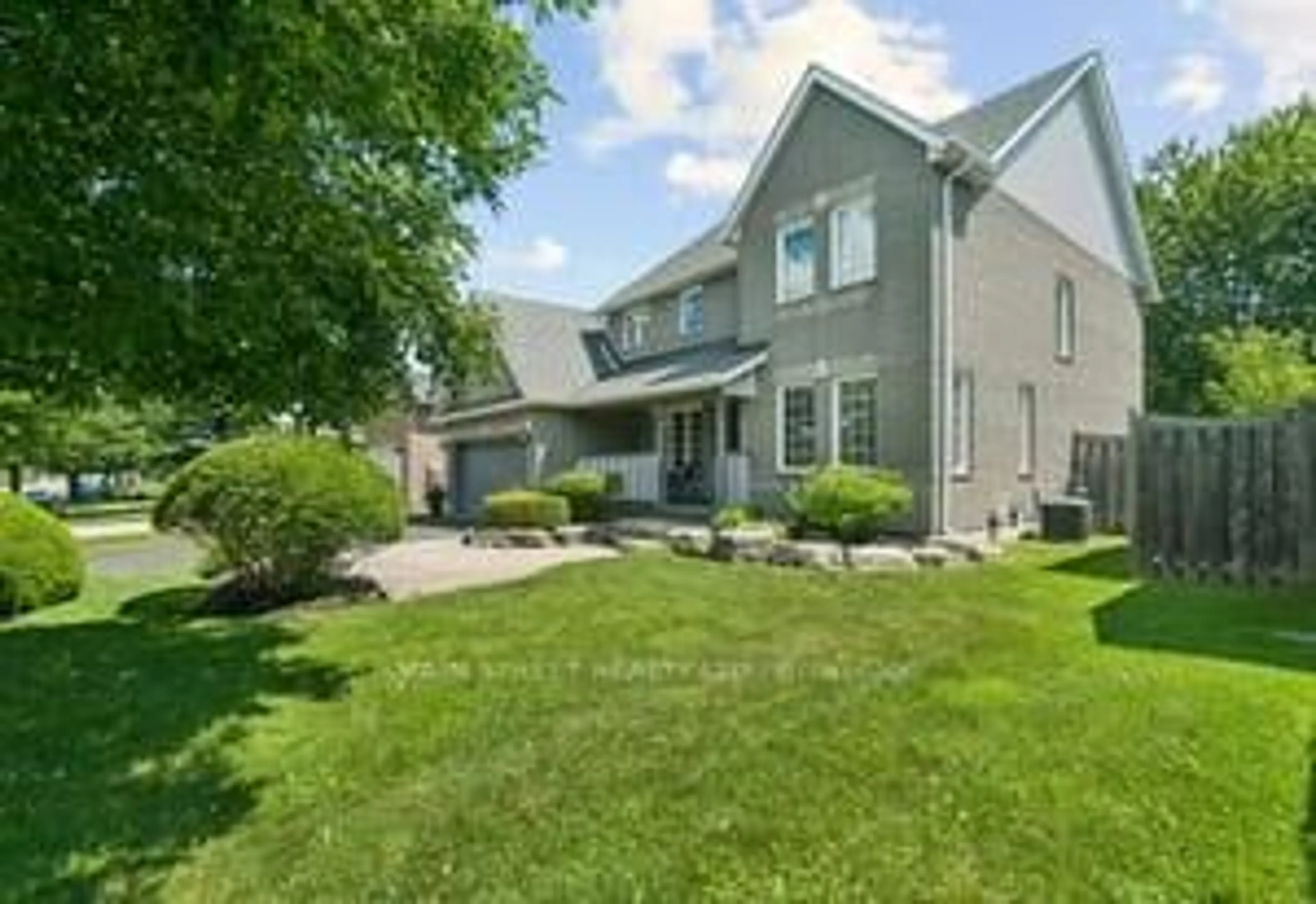 A pic from outside/outdoor area/front of a property/back of a property/a pic from drone, street for 33 HIGHCASTLE Ave, Georgina Ontario L4P 4B4