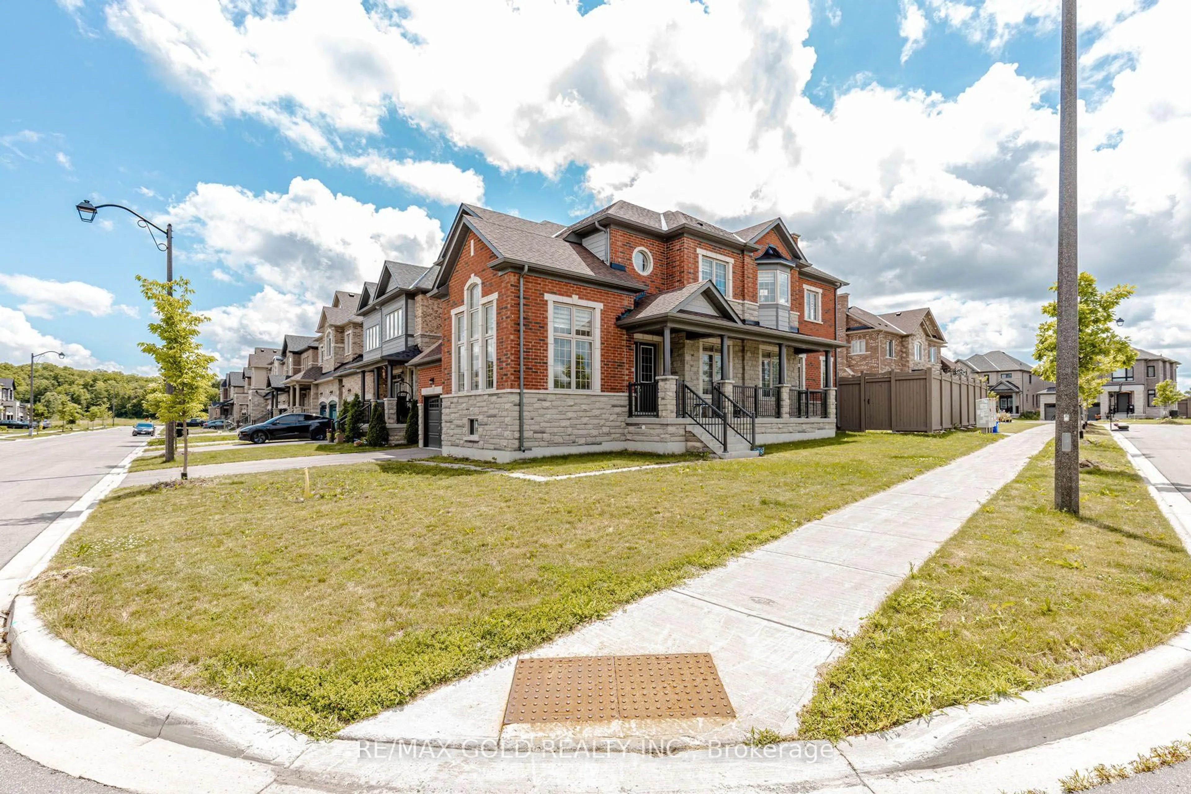 Home with brick exterior material, street for 53 Betty May Cres, East Gwillimbury Ontario L9N 1S2
