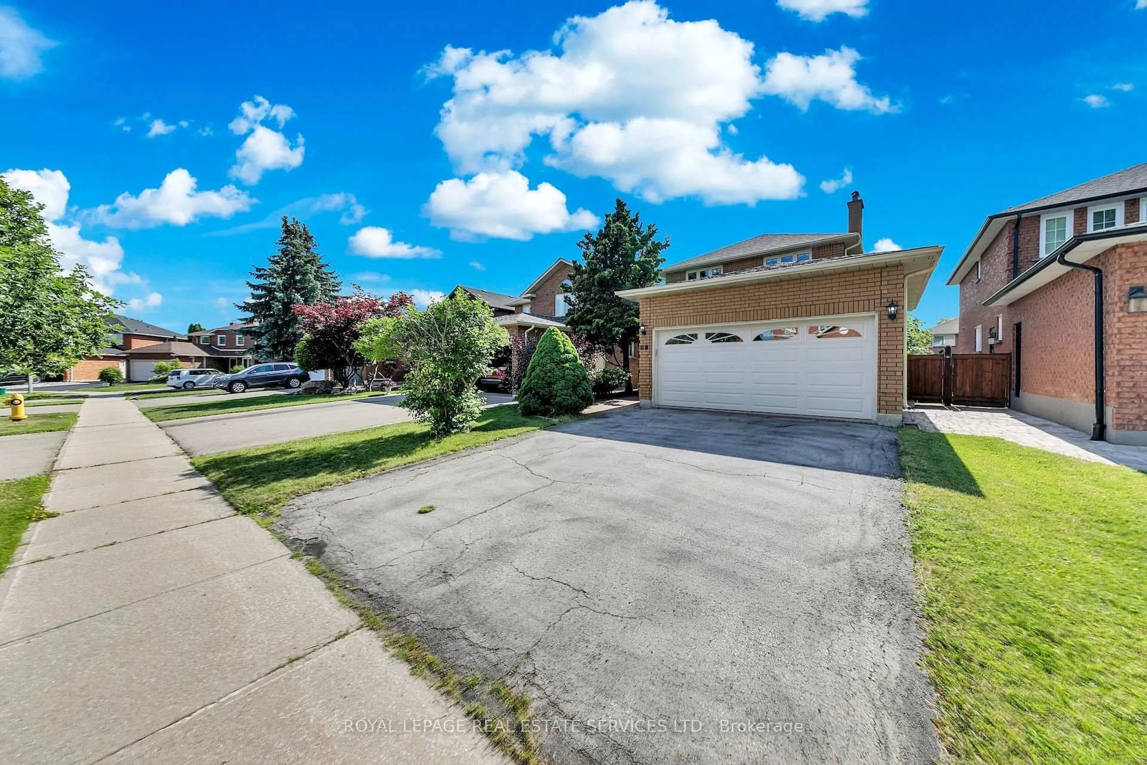 A pic from outside/outdoor area/front of a property/back of a property/a pic from drone, street for 47 Velvet Cres, Vaughan Ontario L4L 5E8
