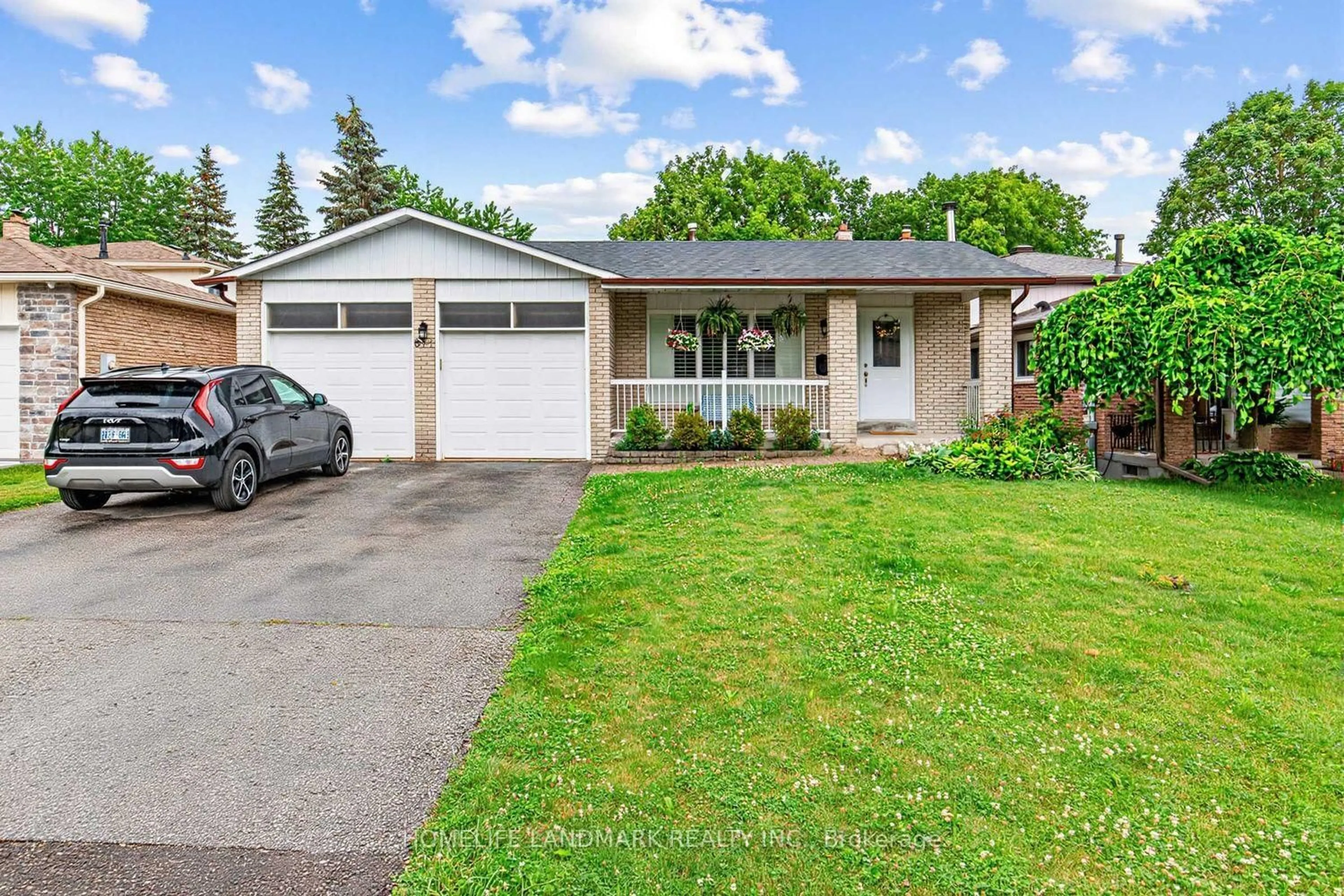 Home with vinyl exterior material, street for 874 Sparrow Rd, Newmarket Ontario L3Y 5P9