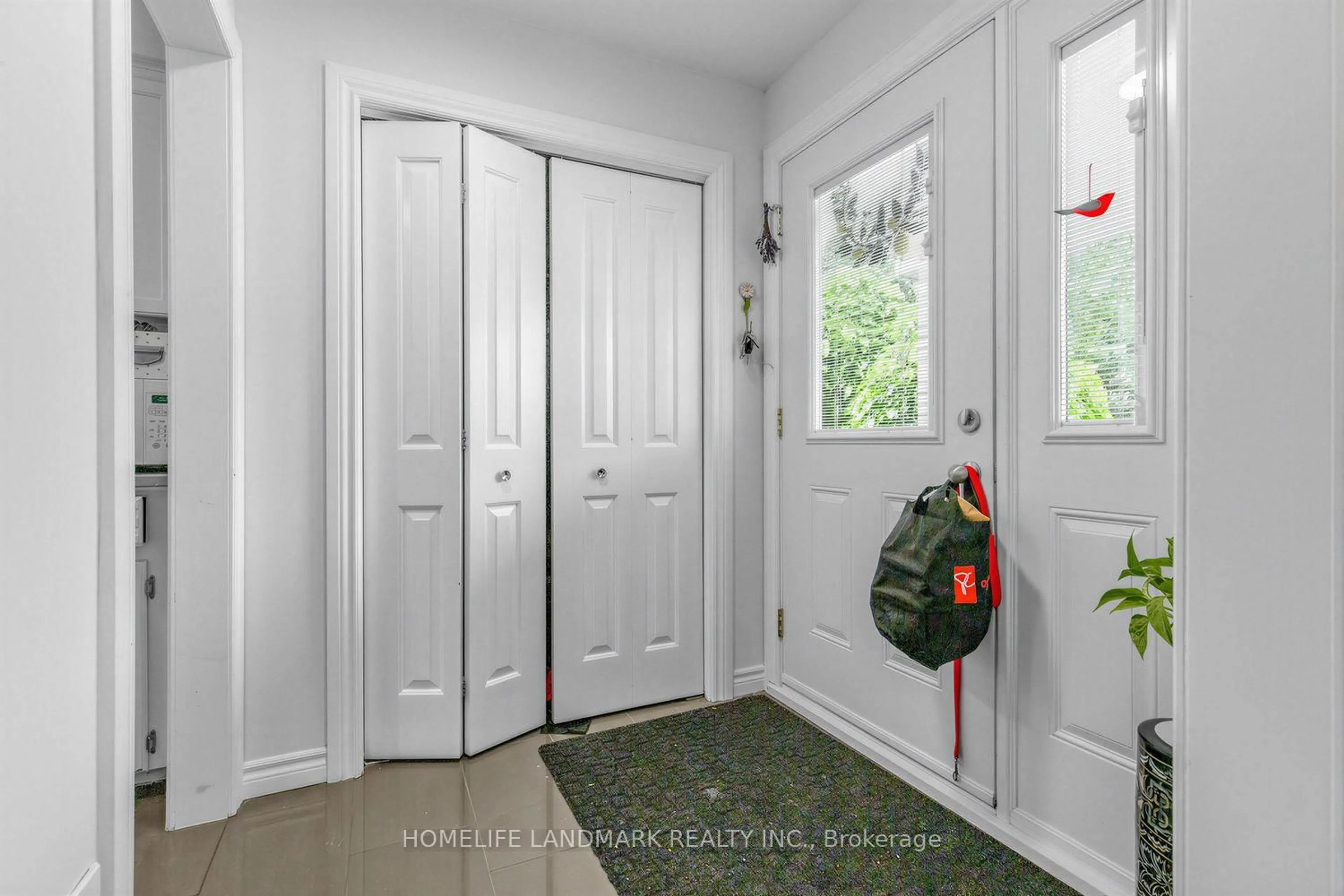 Indoor entryway for 874 Sparrow Rd, Newmarket Ontario L3Y 5P9