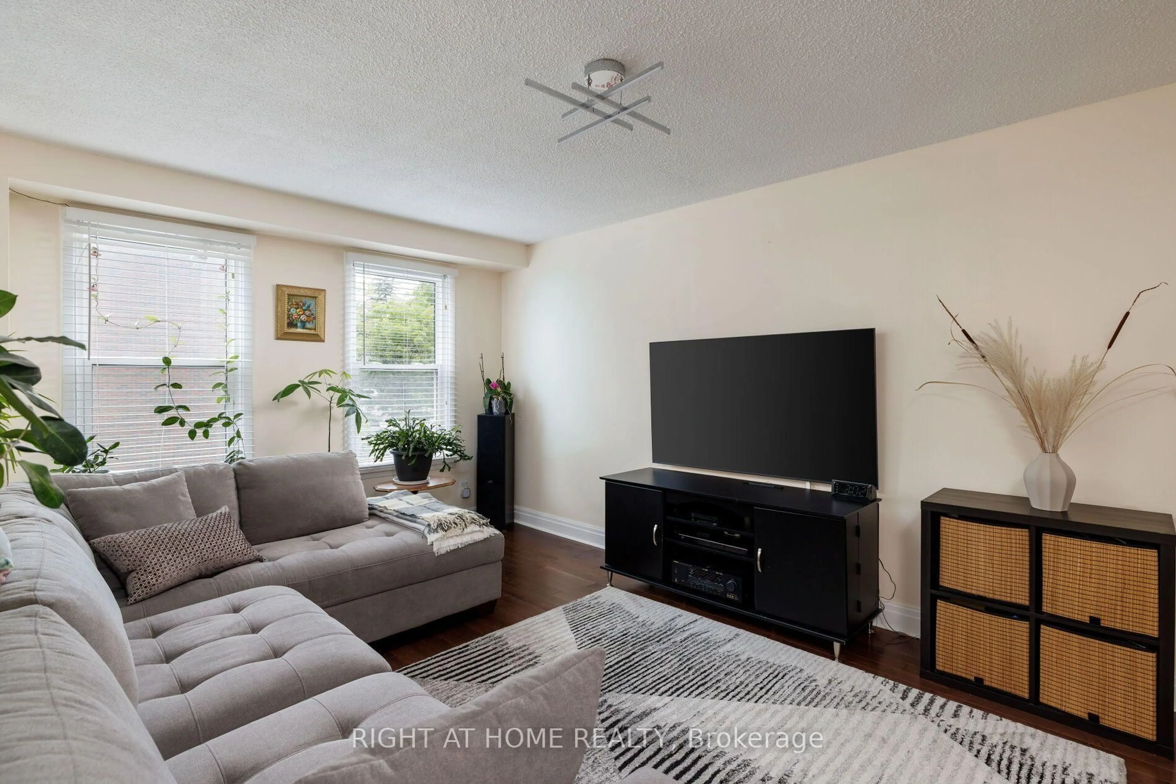 Living room with furniture, unknown for 1994 John St St, Markham Ontario L3T 1Z1
