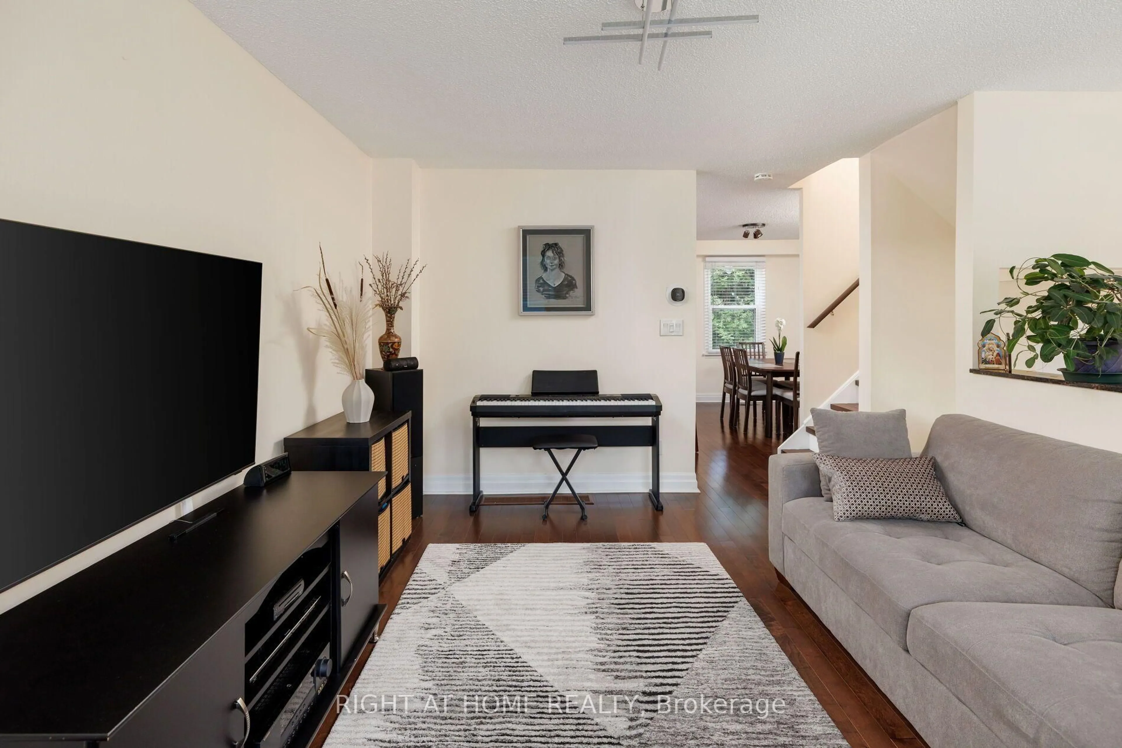 Living room with furniture, unknown for 1994 John St St, Markham Ontario L3T 1Z1