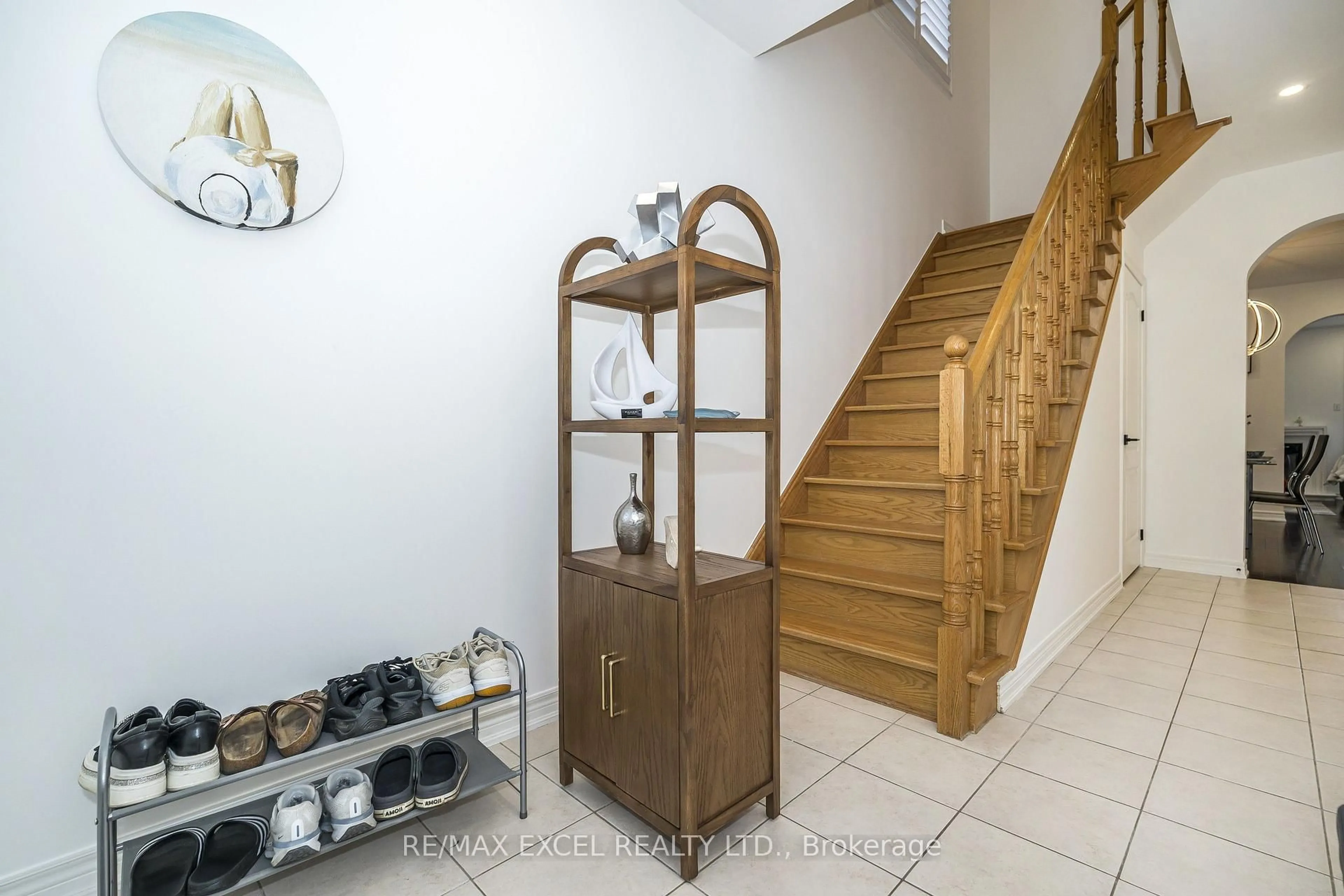 Indoor foyer for 129 Lewis Honey Dr, Aurora Ontario L4G 0J3