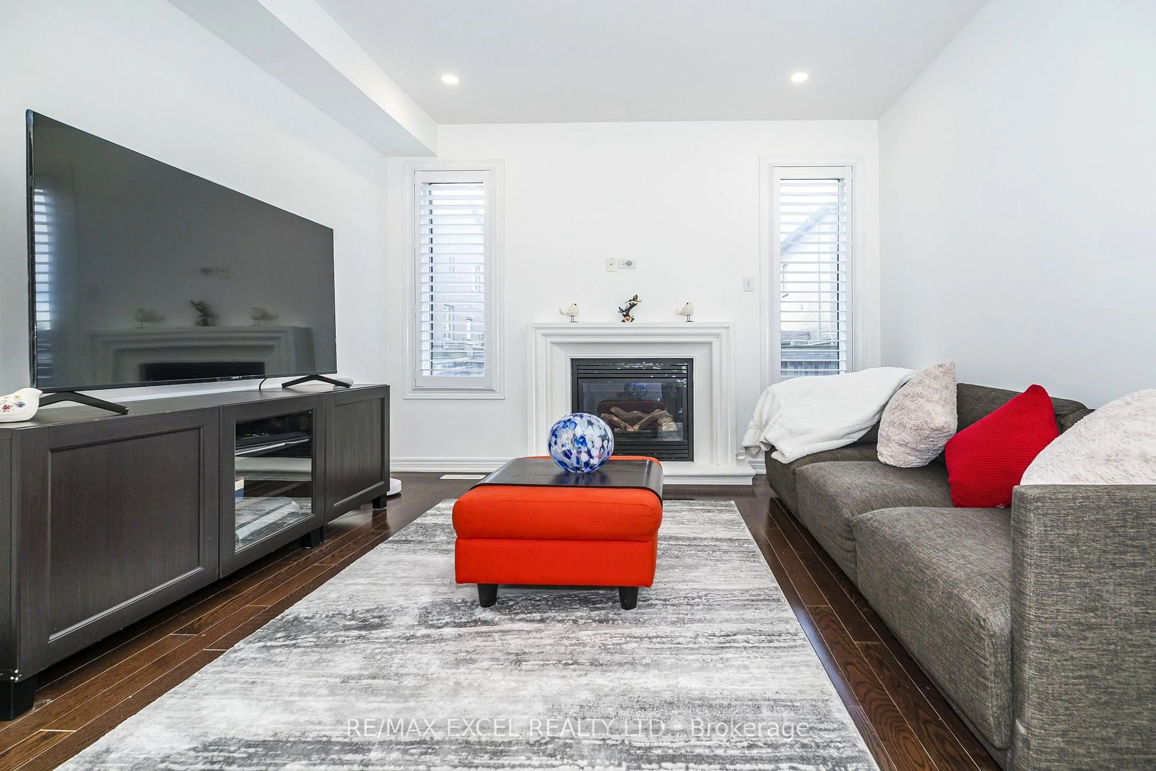 Living room with furniture, unknown for 129 Lewis Honey Dr, Aurora Ontario L4G 0J3