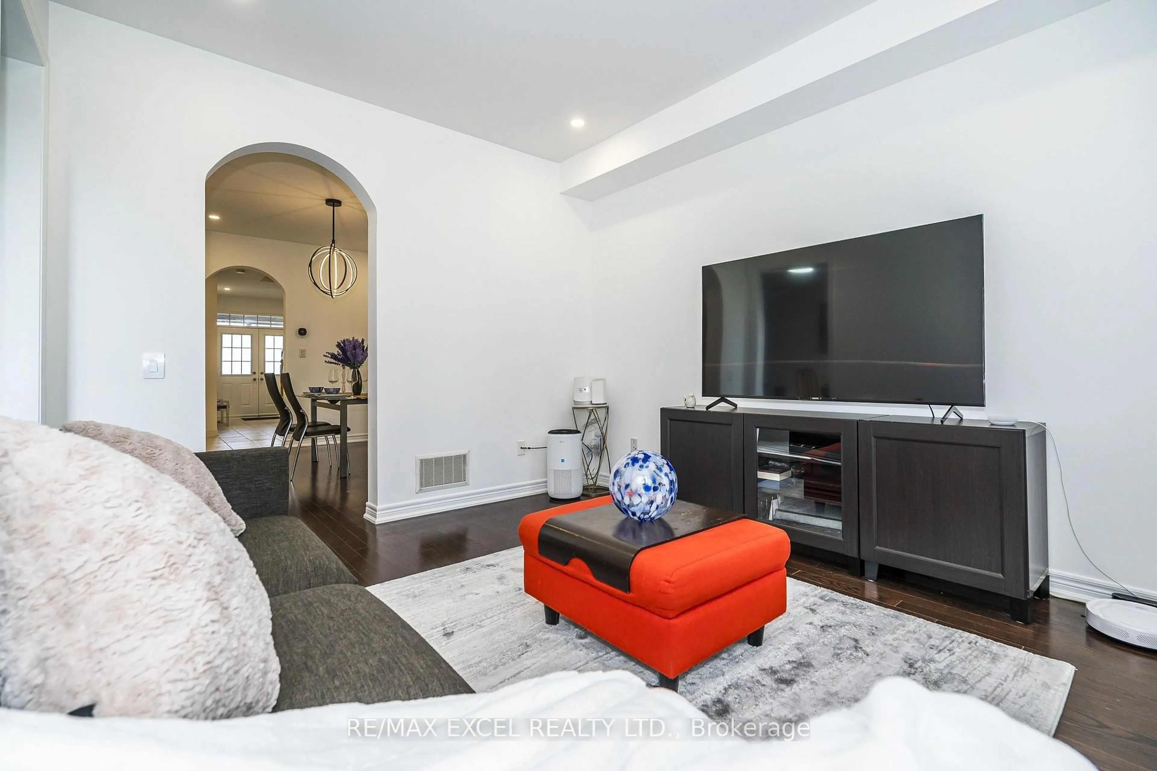 Living room with furniture, unknown for 129 Lewis Honey Dr, Aurora Ontario L4G 0J3