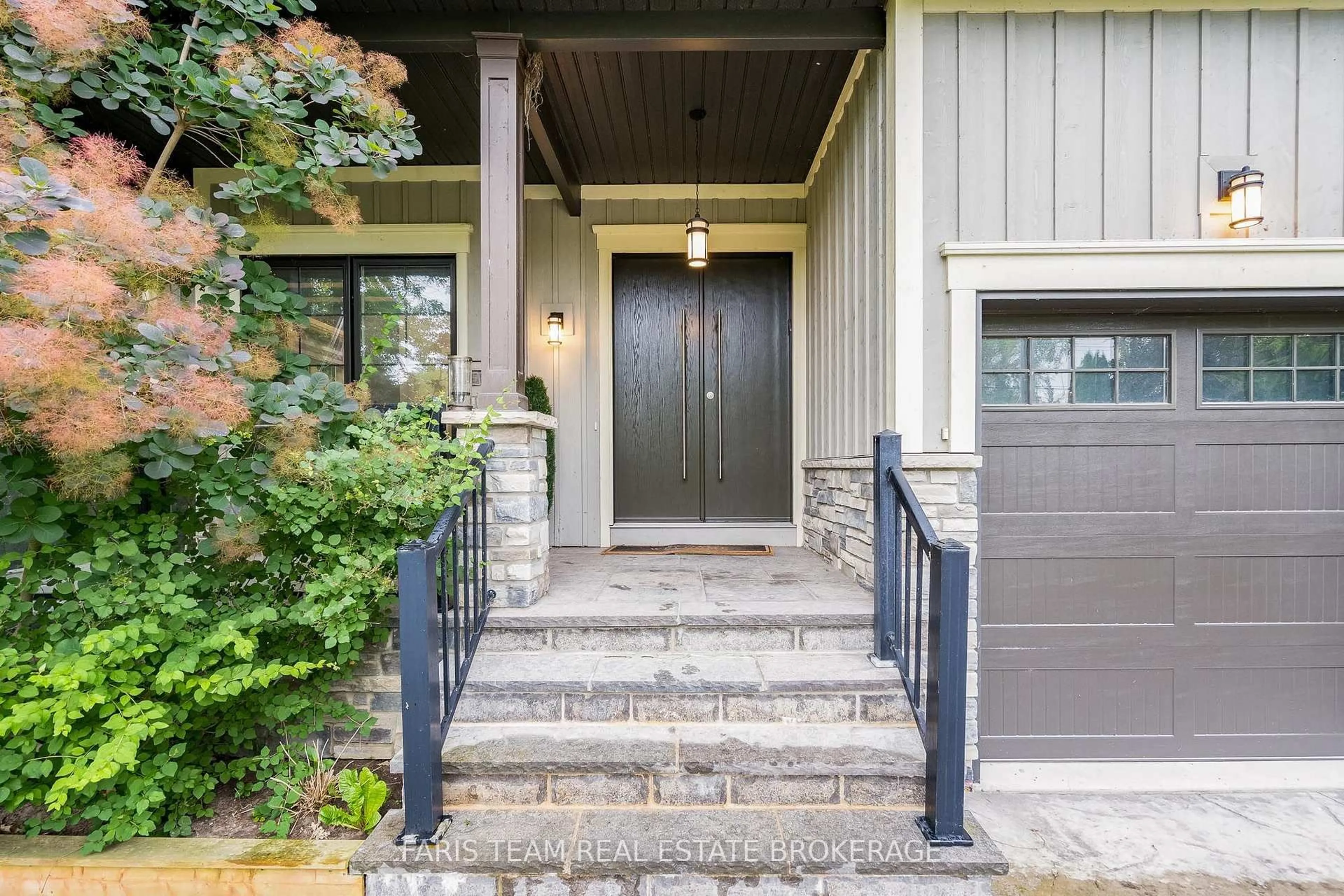 Indoor entryway for 1648 Roslyn Ave, Innisfil Ontario L9S 4N2
