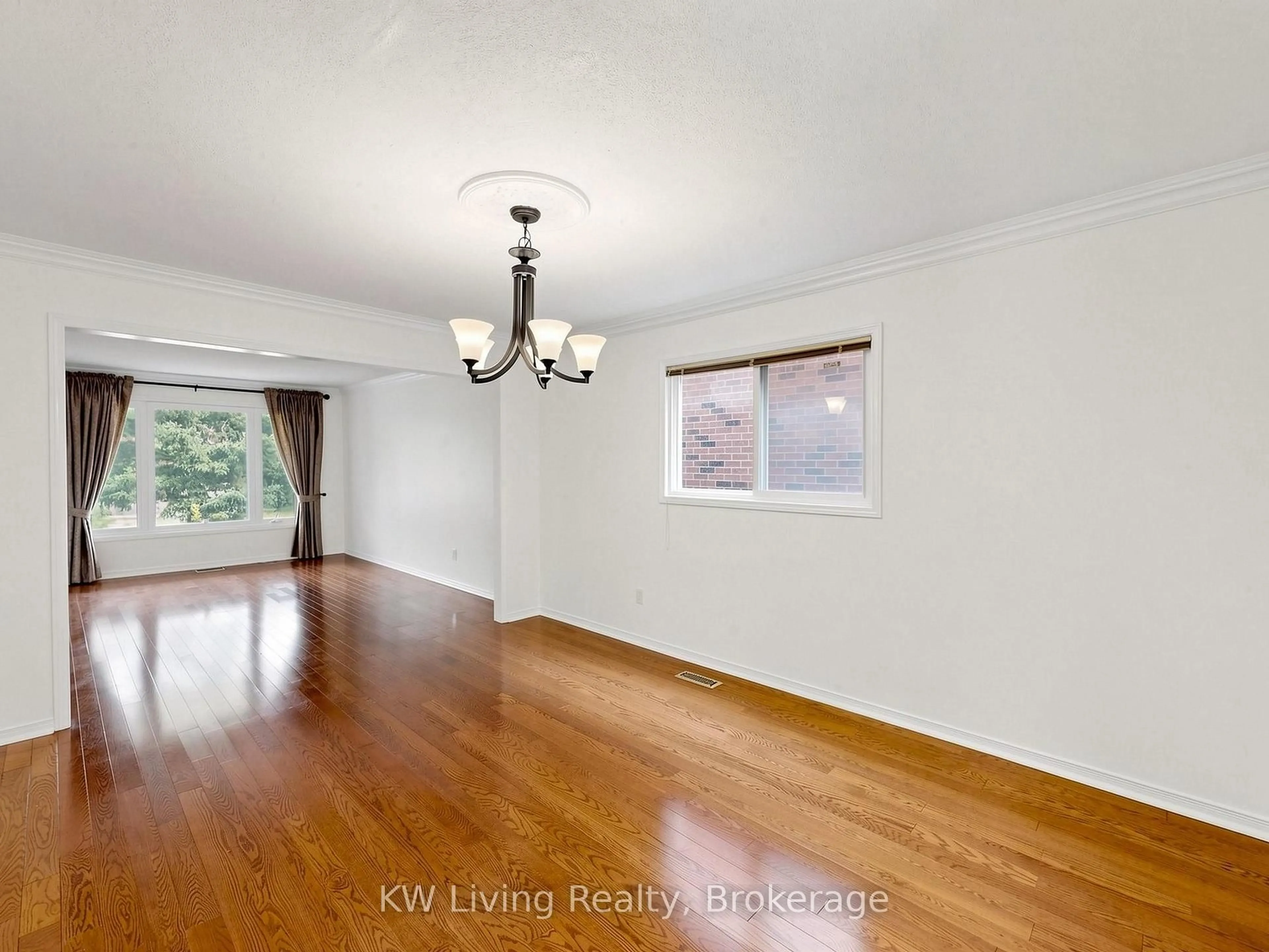 Dining room, wood/laminate floor for 33 Southgate Cres, Richmond Hill Ontario L4B 2E4