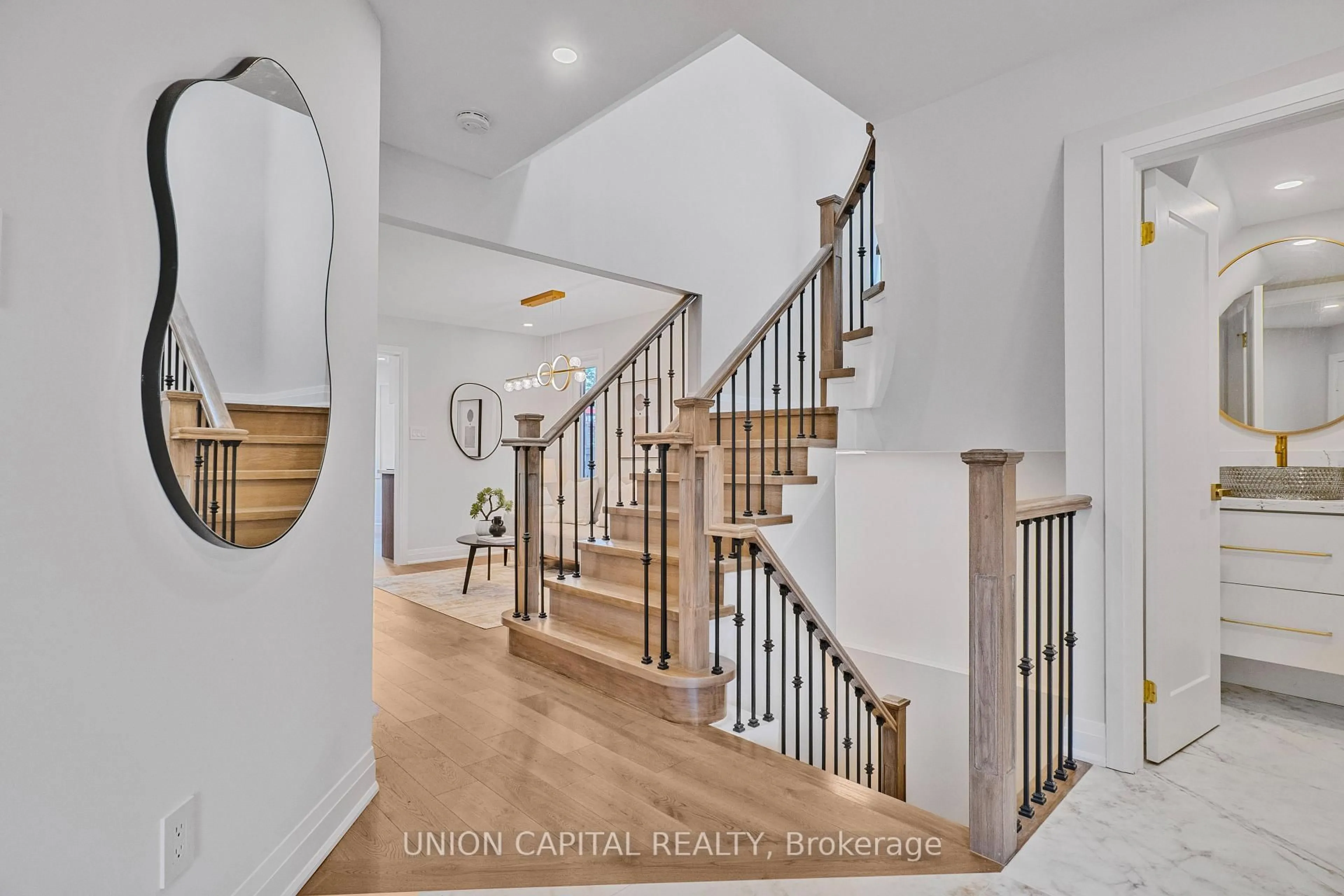 Indoor entryway for 45 Chilmar Cres, Vaughan Ontario L4J 6Y5