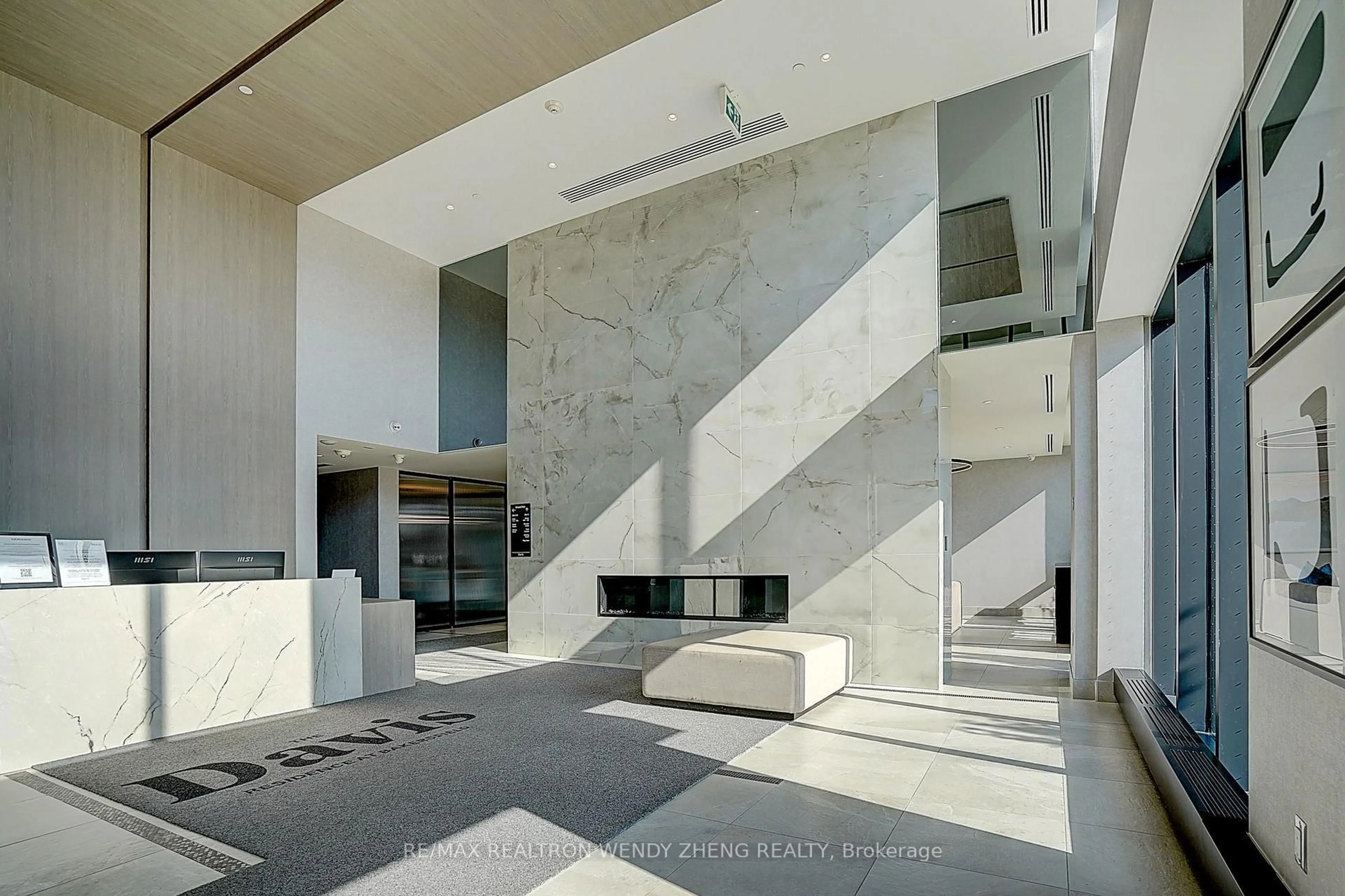 Indoor foyer for 185 Deerfield Rd #1002, Newmarket Ontario L3Y 0G7