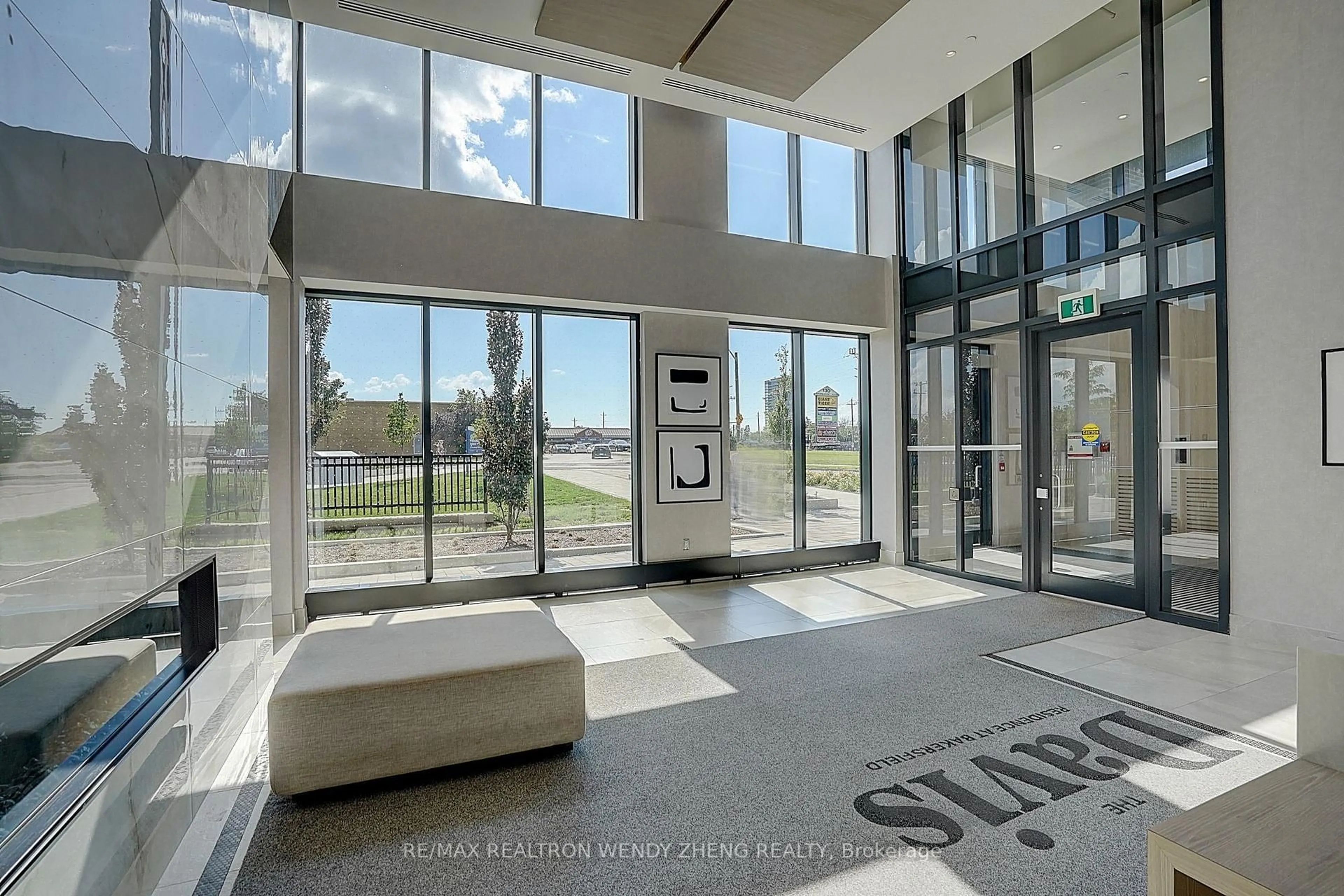 Indoor foyer for 185 Deerfield Rd #1002, Newmarket Ontario L3Y 0G7