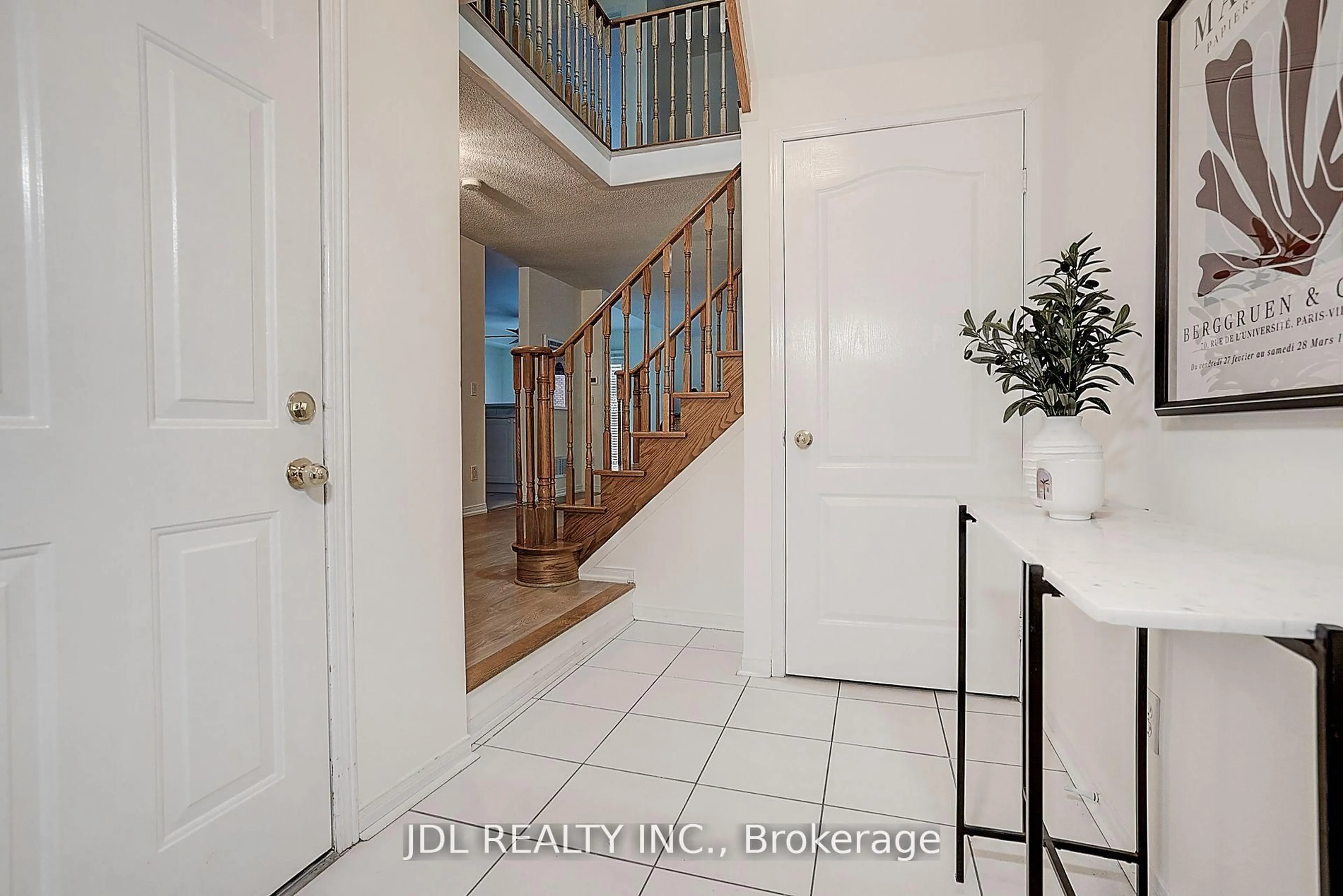 Indoor entryway for 47 Millcliff Circ, Aurora Ontario L4G 7N7