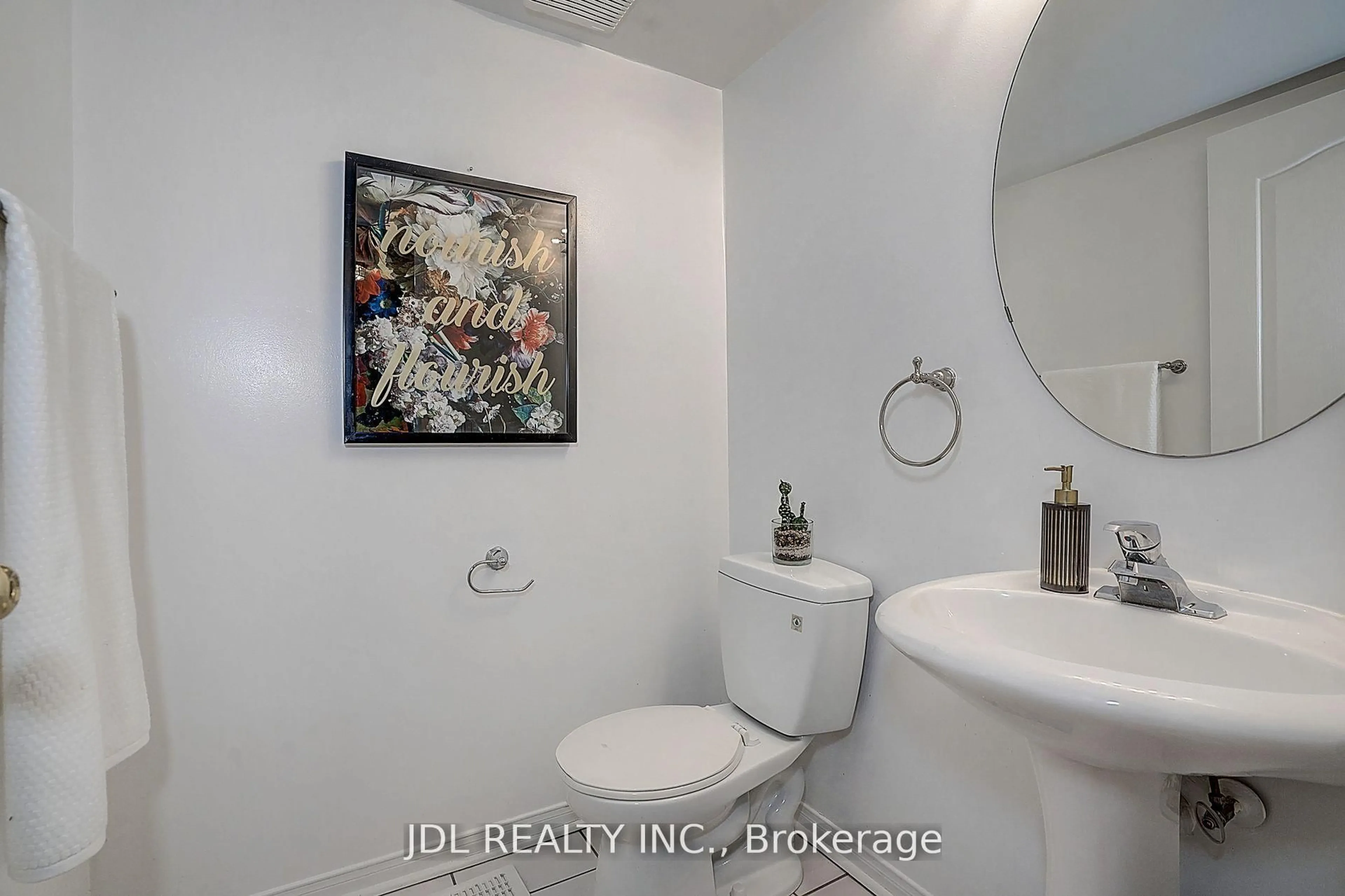 Standard bathroom, ceramic/tile floor for 47 Millcliff Circ, Aurora Ontario L4G 7N7