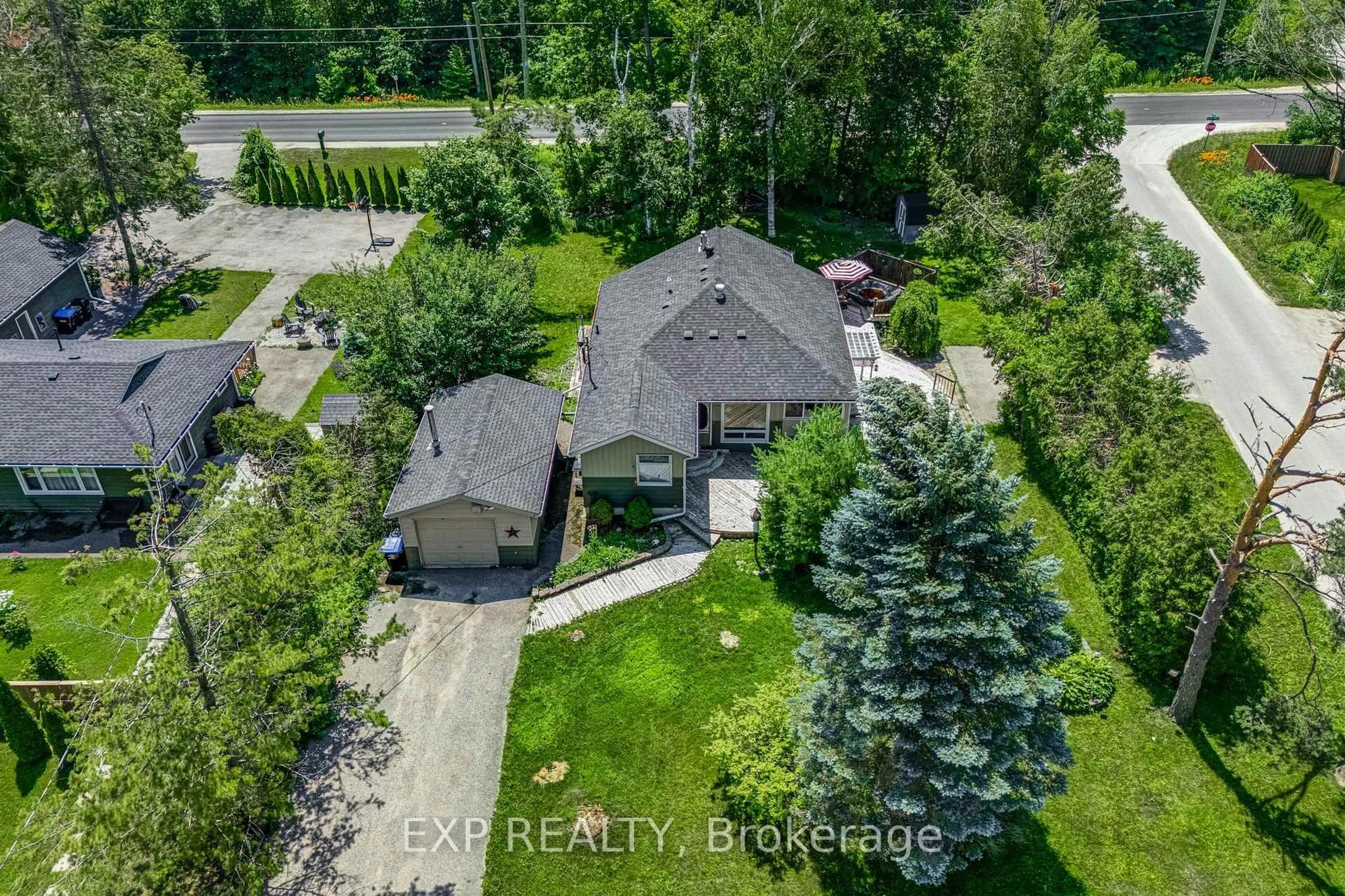 A pic from outside/outdoor area/front of a property/back of a property/a pic from drone, unknown for 3909 Richview Rd, Innisfil Ontario L9S 2L7