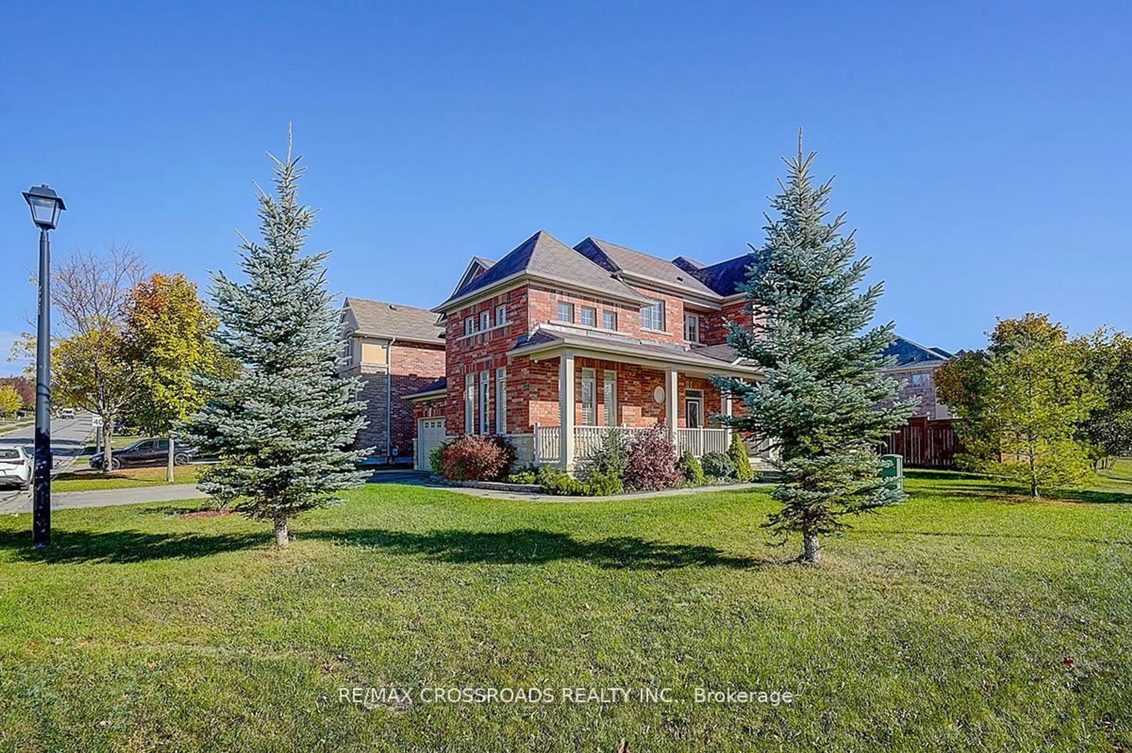 A pic from outside/outdoor area/front of a property/back of a property/a pic from drone, building for 619 Fernbank Rd, Newmarket Ontario L3X 3E4